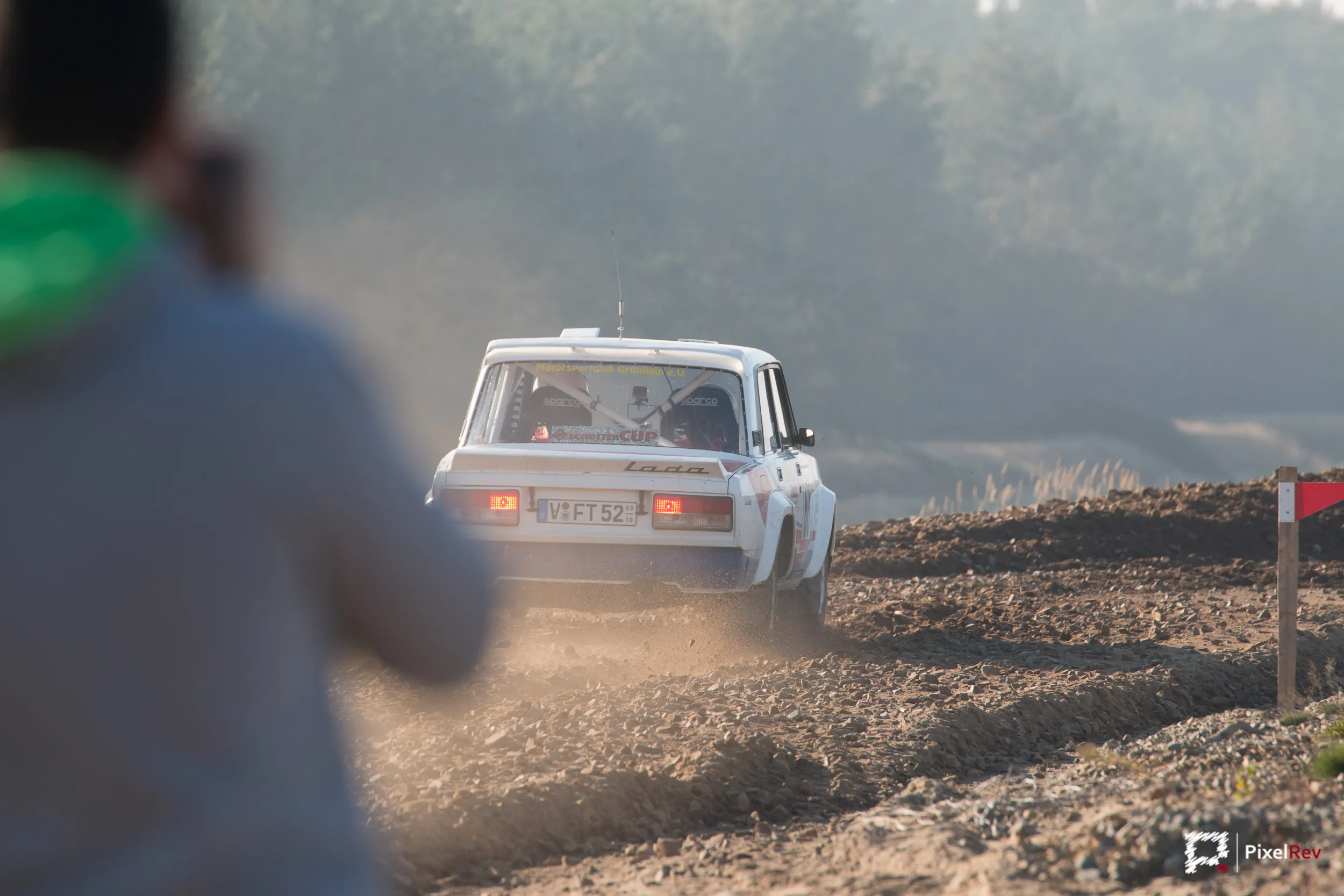 Fotograf vor einem weißen Lada auf der Wertungsprüfung der Lausitz-Rallye