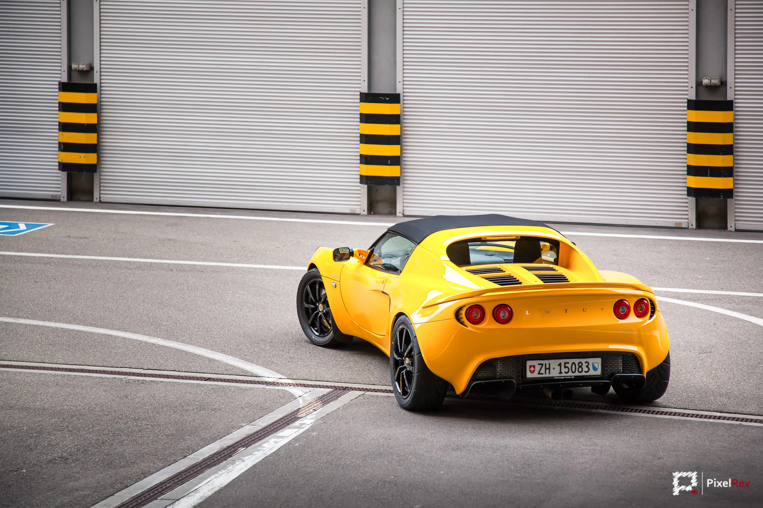 Gelbe Lotus Elise vor Rolltoren in Zürich