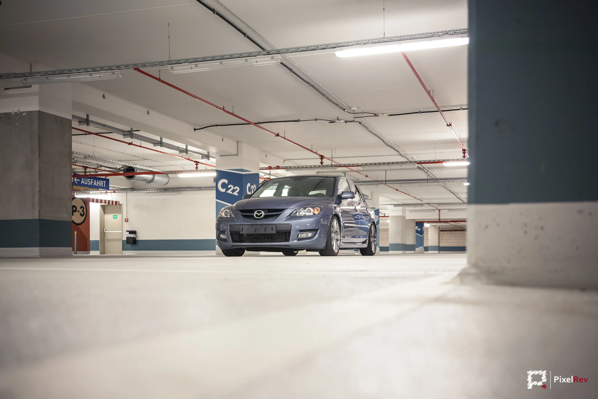 Grauer Mazda 3 MPS frontal in einer Tiefgarage