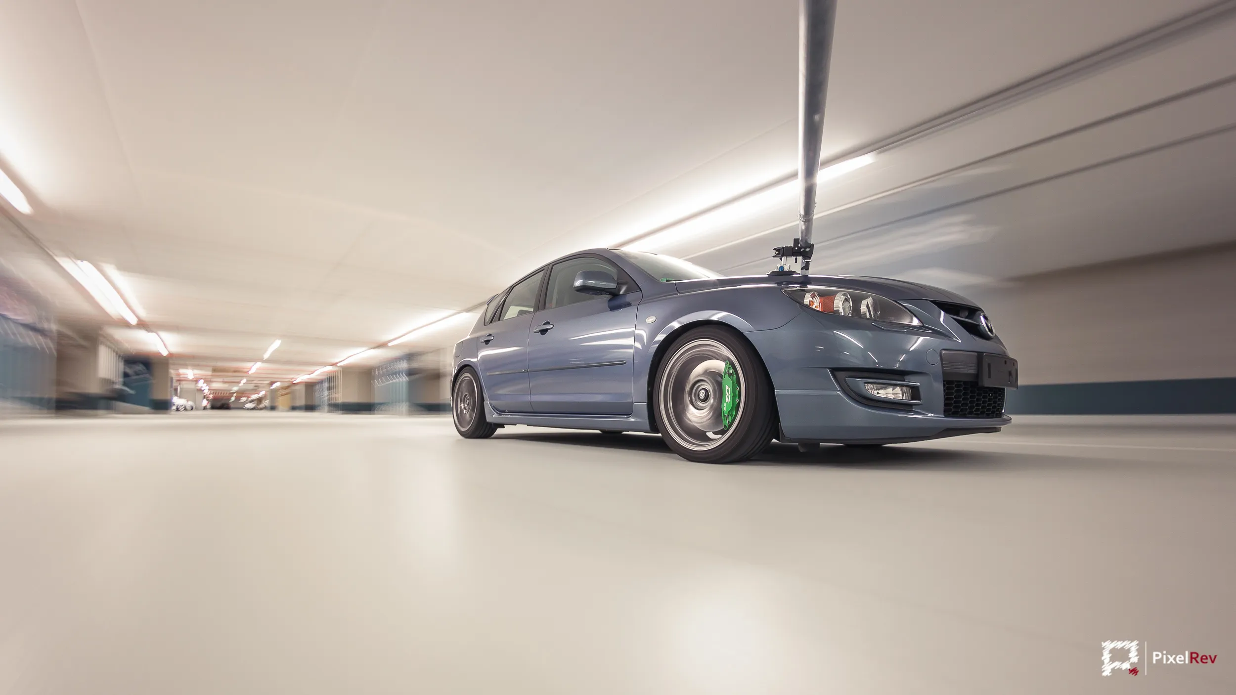 Grauer Mazda 3 MPS im Rig Shot in einer Tiefgarage, Rig sichtbar