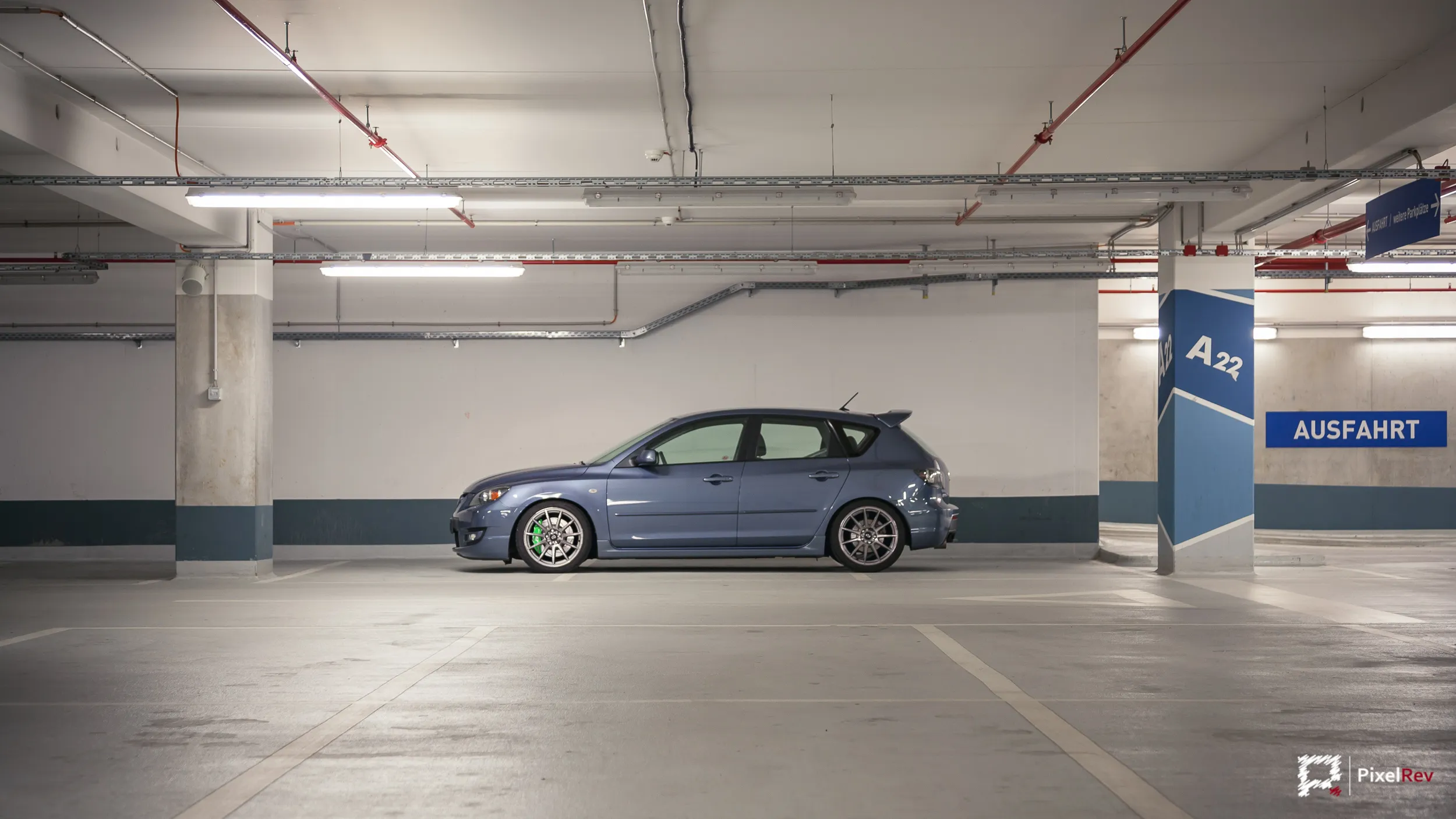 Grauer Mazda 3 MPS in der Seitenansicht in einer Tiefgarage