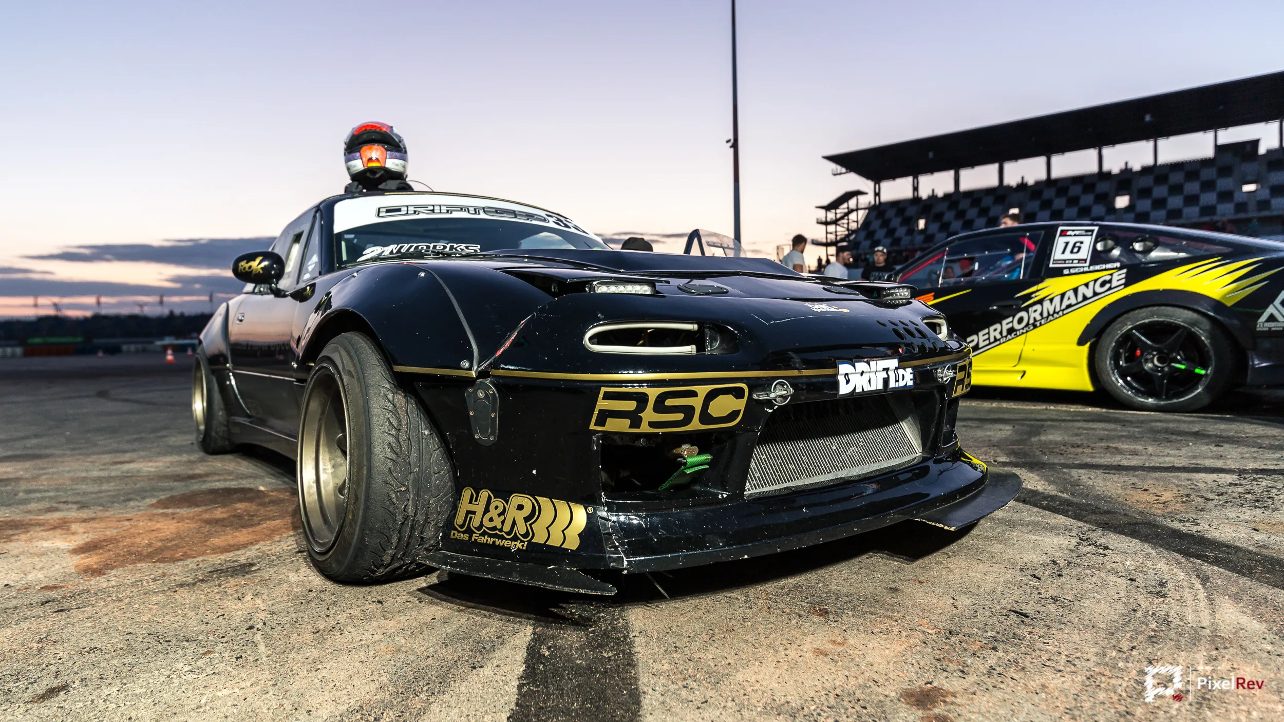 Schwarzer Mazda MX-5 Driftwagen in der Abenddämmerung
