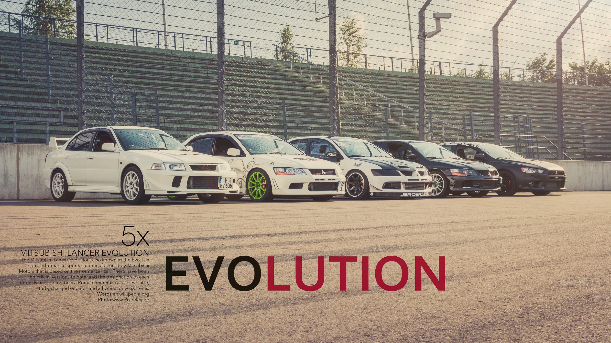 Fünf Mitsubishi Lancer Evolution in einer Reihe mit dem Titel „5x Evolution“