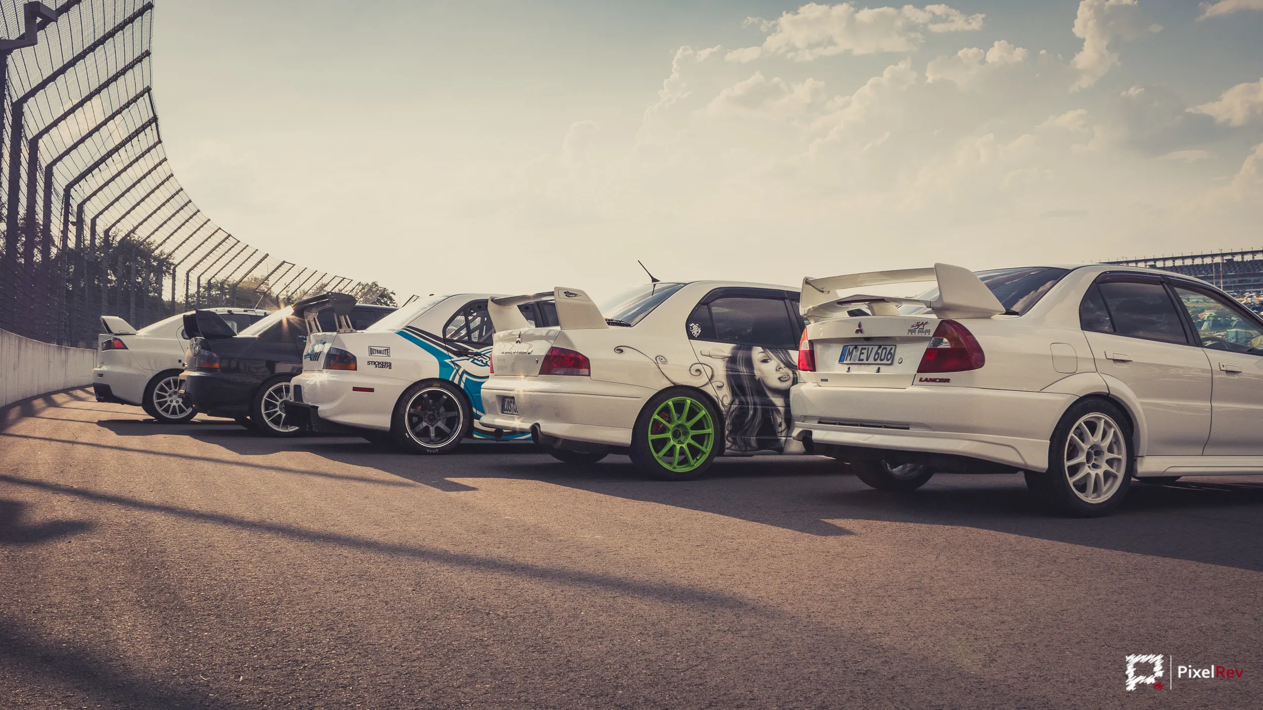 Hecks mehrerer Mitsubishi Lancer Evolution im Abendlicht