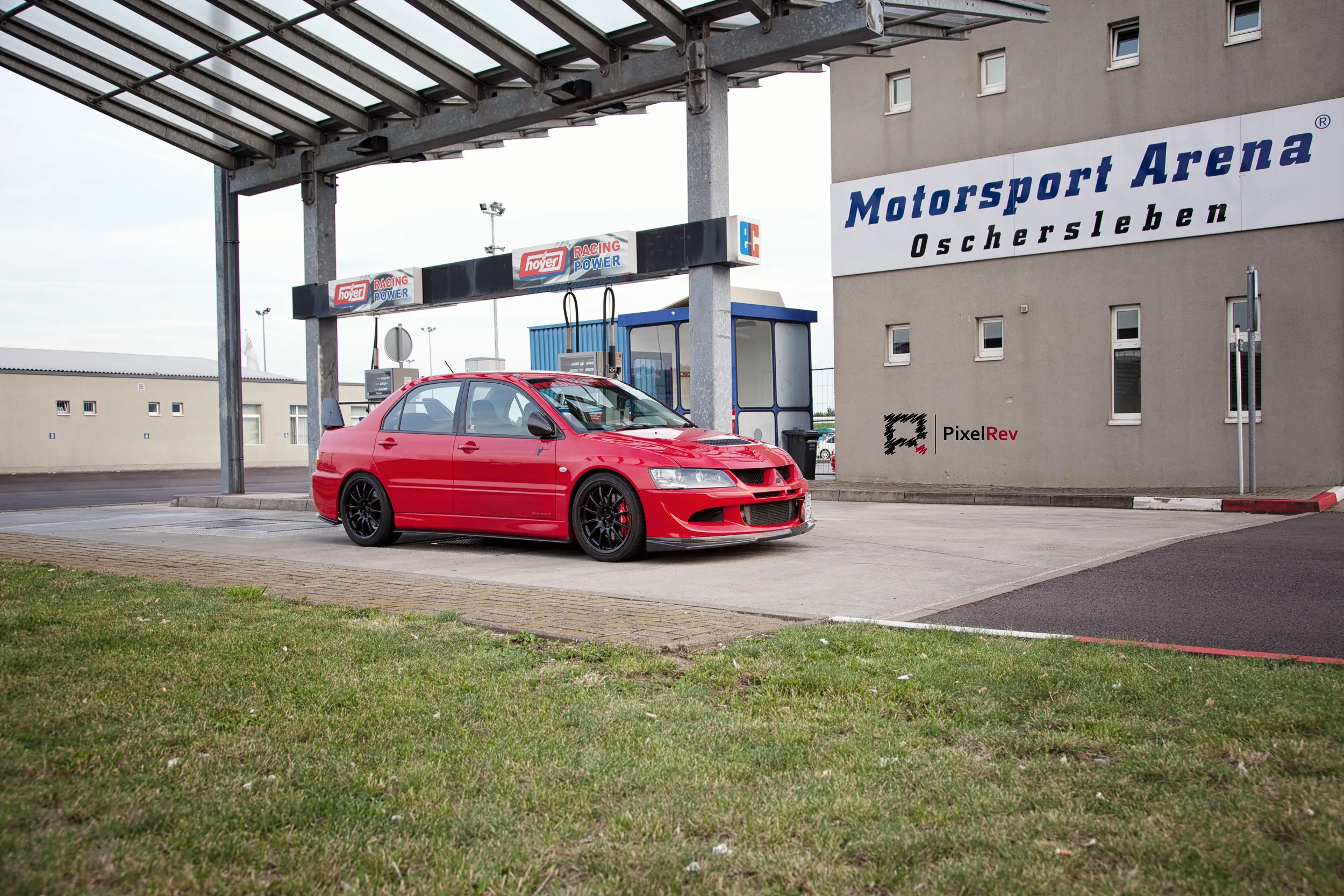 Roter Mitsubishi Lancer Evolution vor der Motorsport Arena Oschersleben