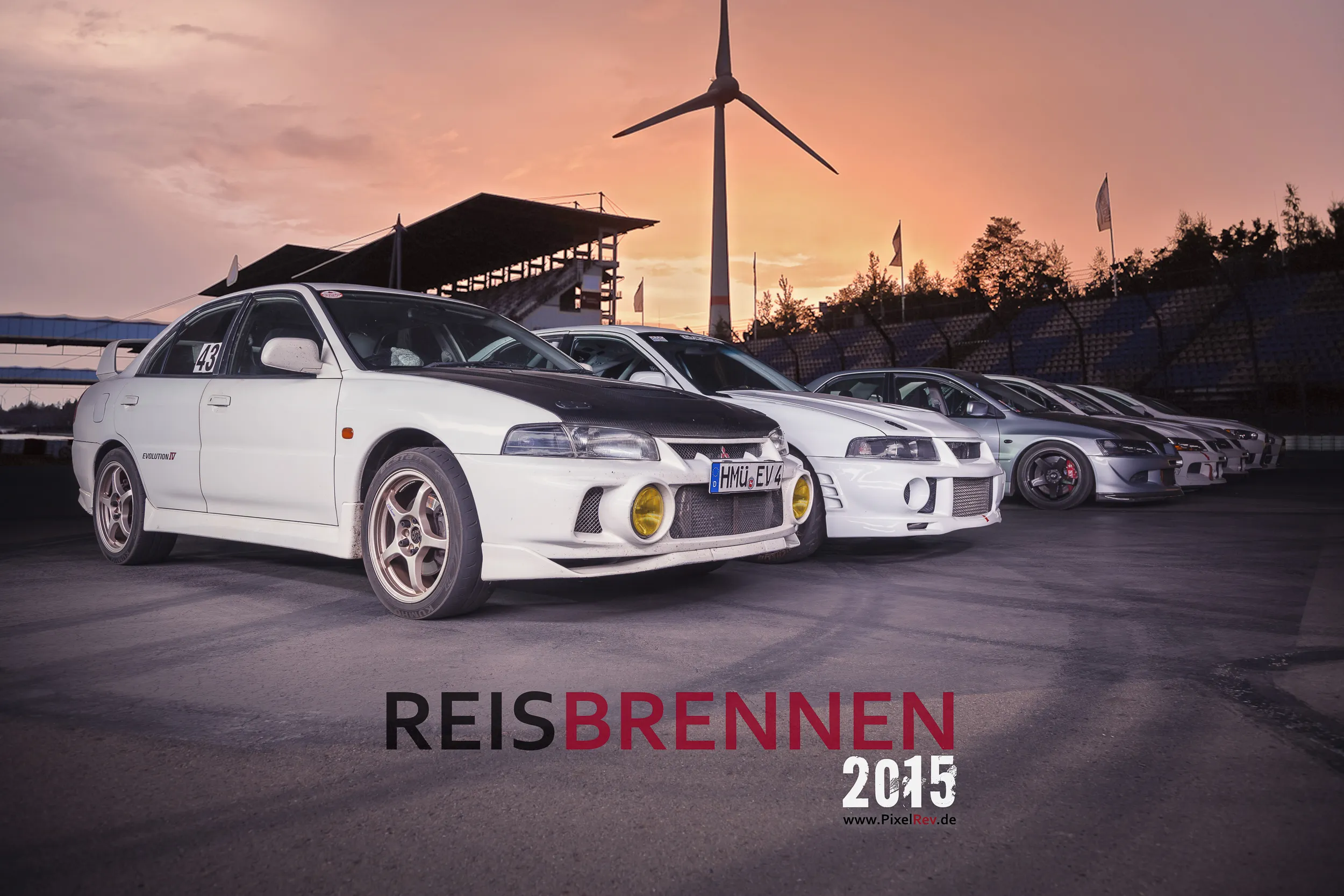Reihe von Mitsubishi Lancer Evolution im Abendrot mit dem Titel „Reisbrennen 2015“