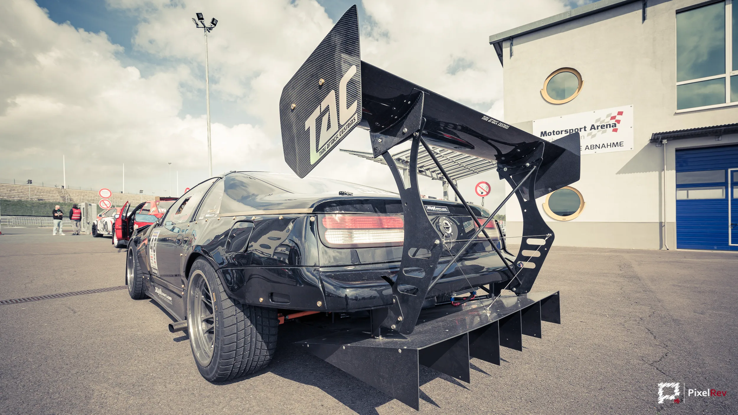 Nissan 300ZX Time-Attack-Fahrzeug mit riesigem Heckflügel vor der Motorsport Arena Oschersleben