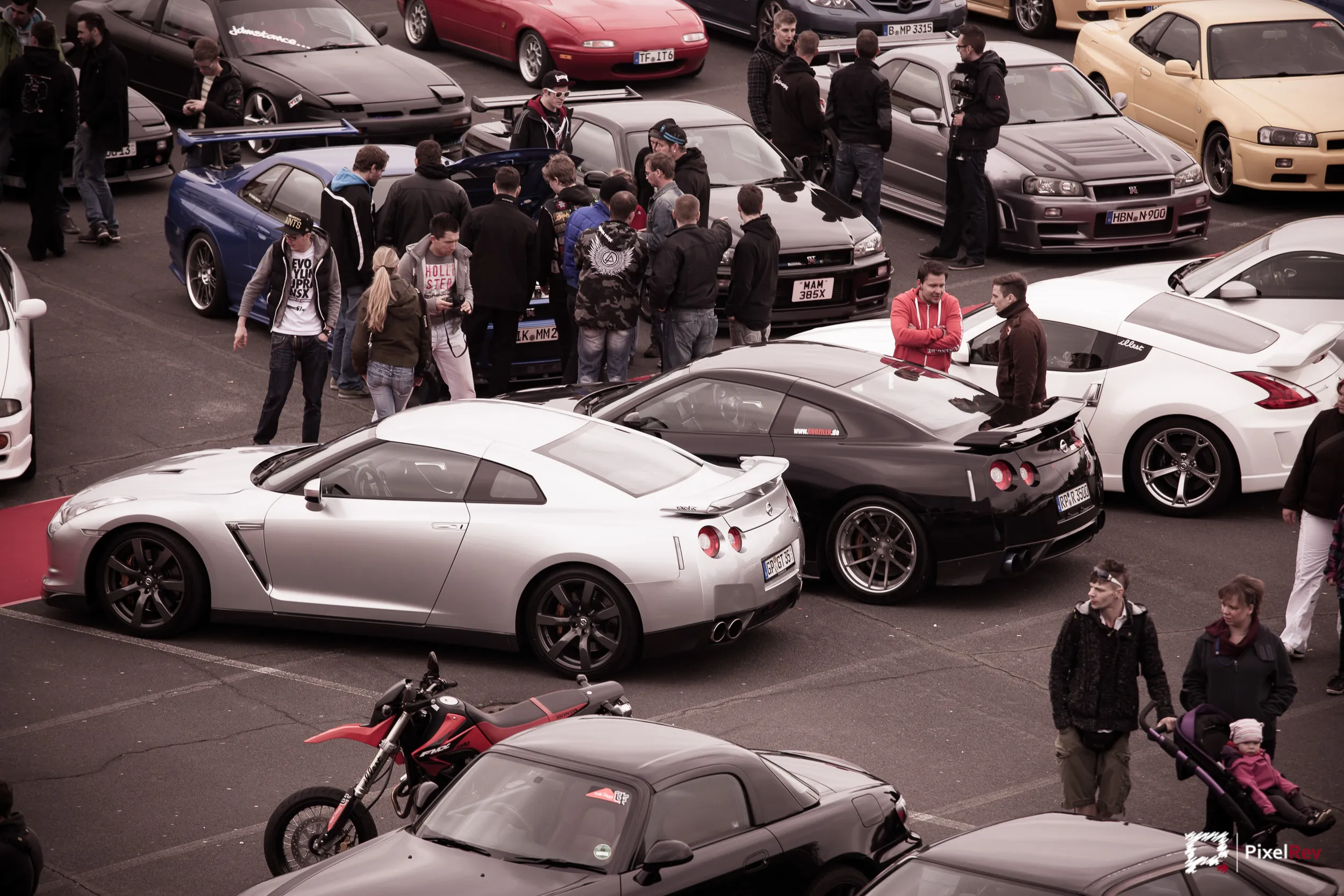 Besucher zwischen Nissan GT-R und anderen Sportwagen beim Überfest 2013