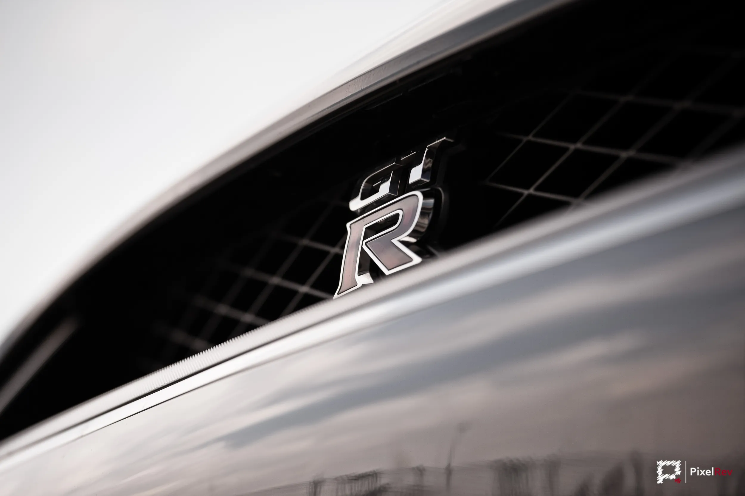 GT-R-Emblem am Kühlergrill eines Nissan GT-R, Detailaufnahme