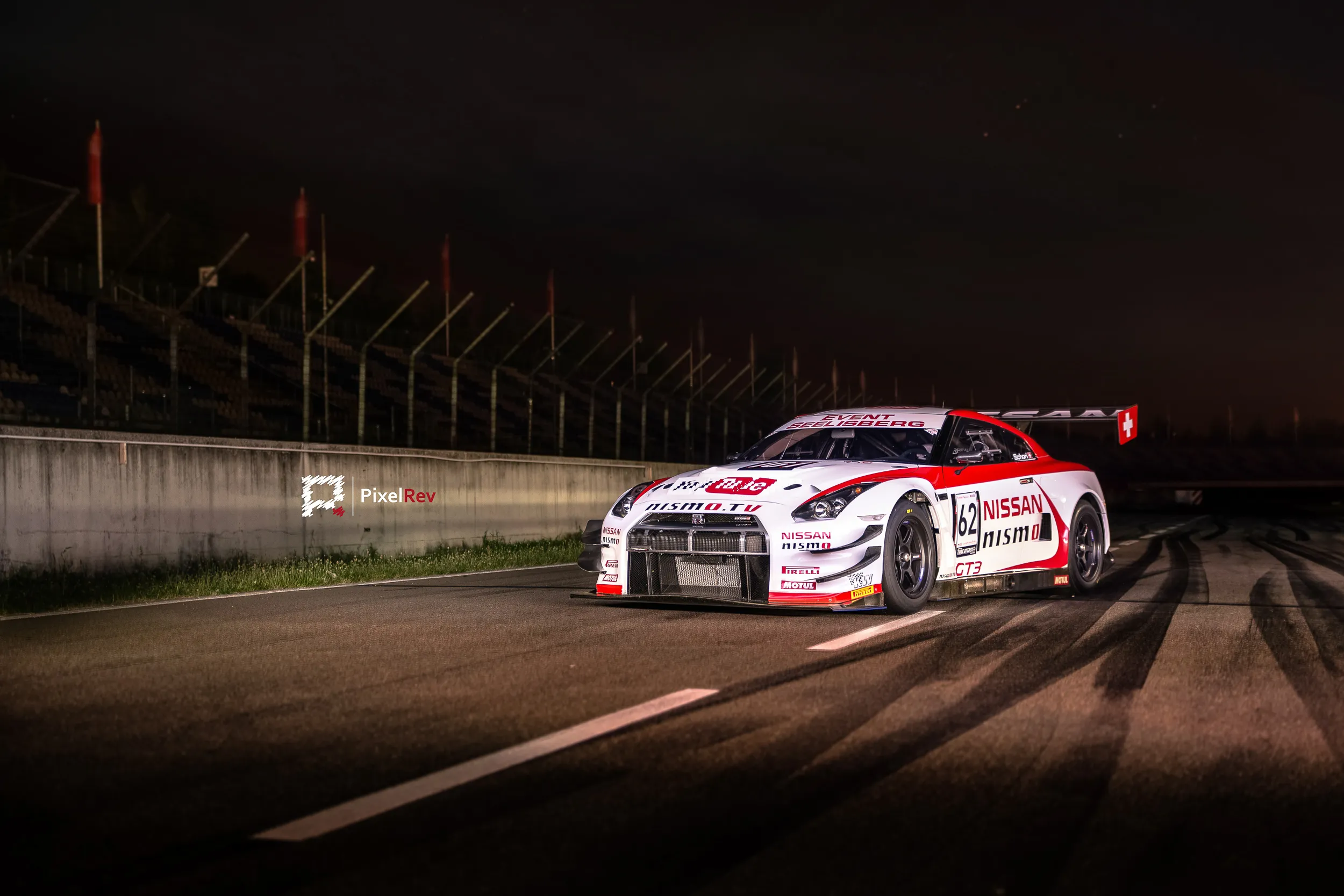 Nissan GT-R Nismo GT3 nachts auf der Rennstrecke am Lausitzring