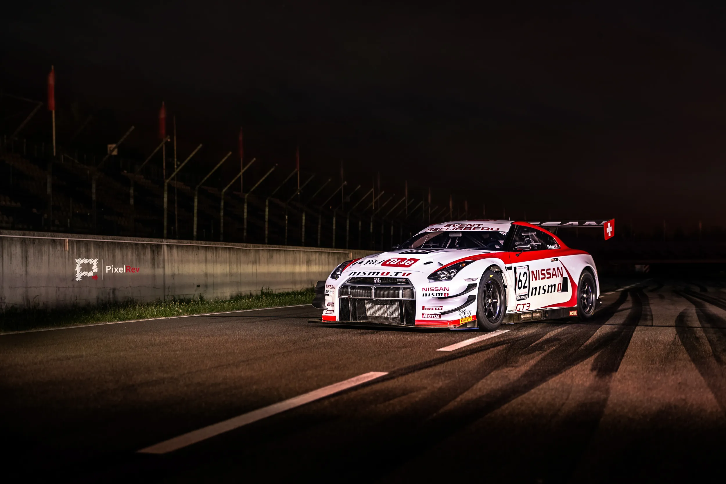 Nissan GT-R Nismo GT3 nachts auf der Rennstrecke am Lausitzring