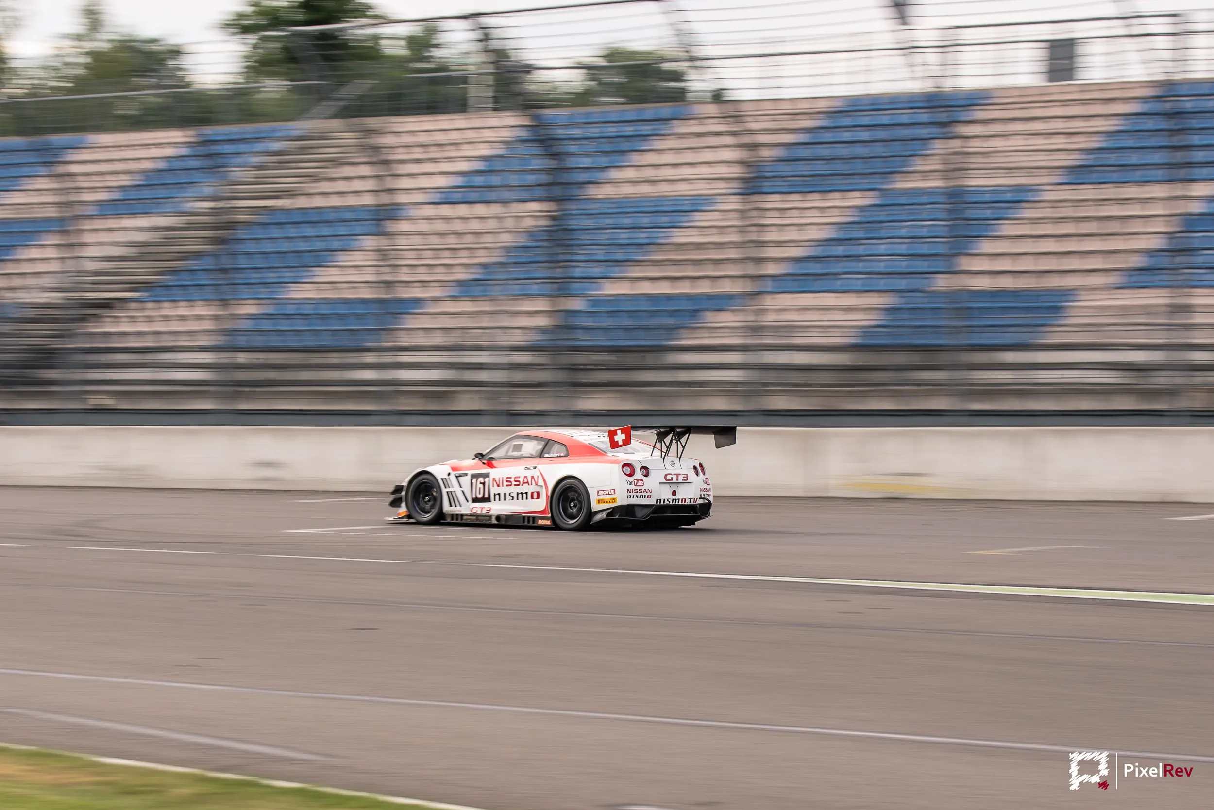 Nissan GT-R Nismo GT3 im Mitzieher auf der Strecke am Lausitzring