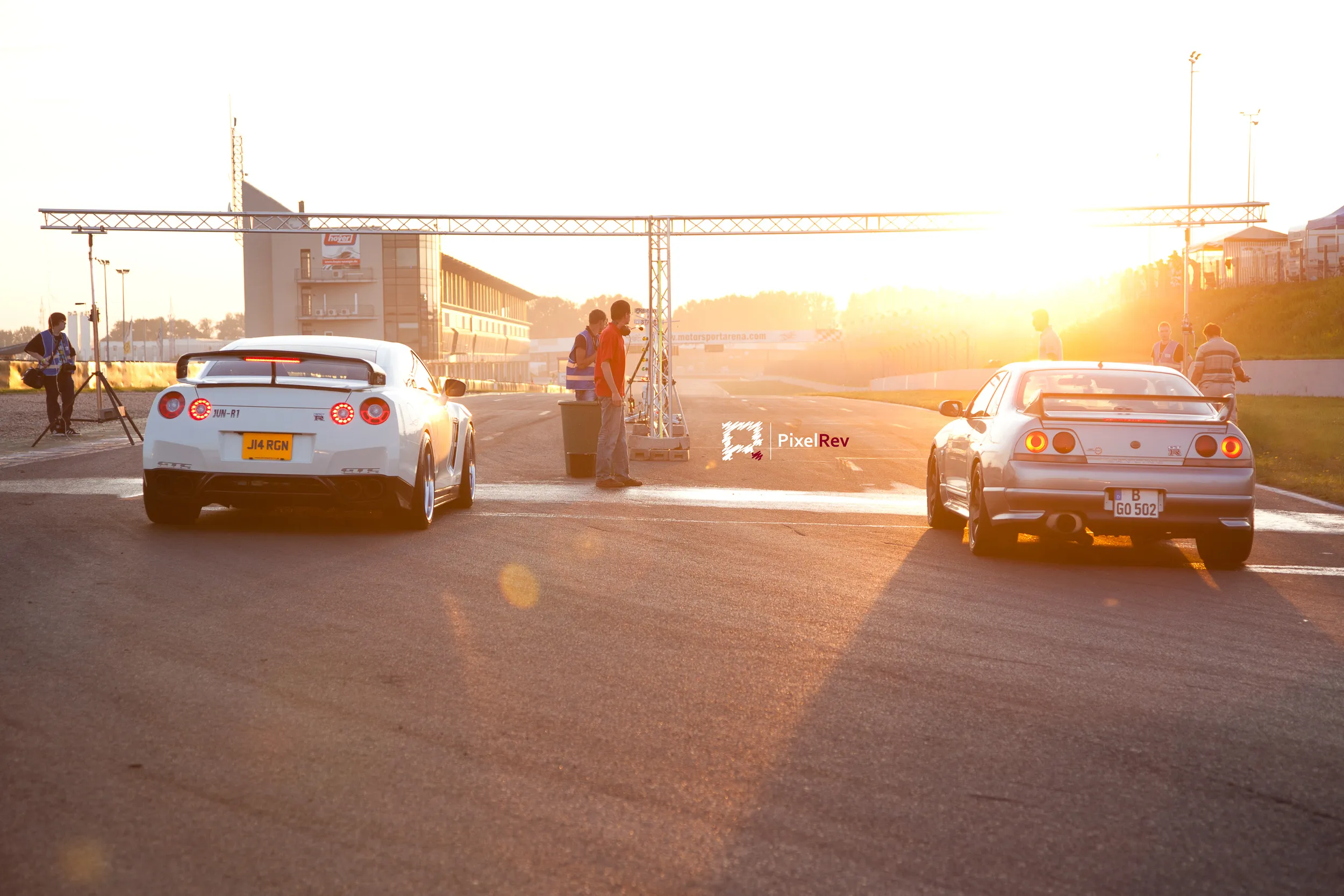 Nissan GT-R und Skyline R33 im Sonnenuntergang an der Start-Ziel-Linie