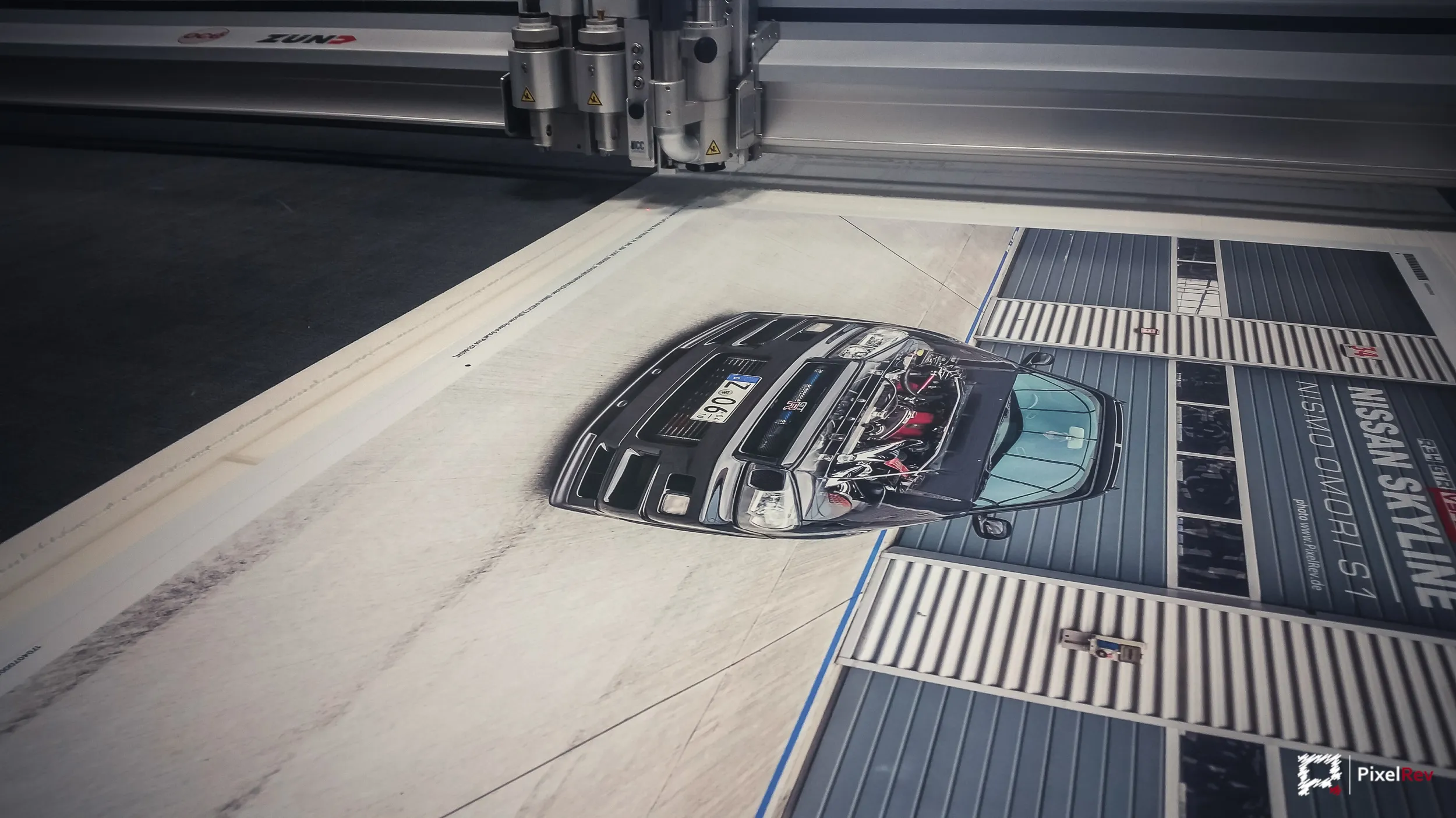 Plotter schneidet einen Fotodruck des Nissan Skyline R34 Nismo Omori S1