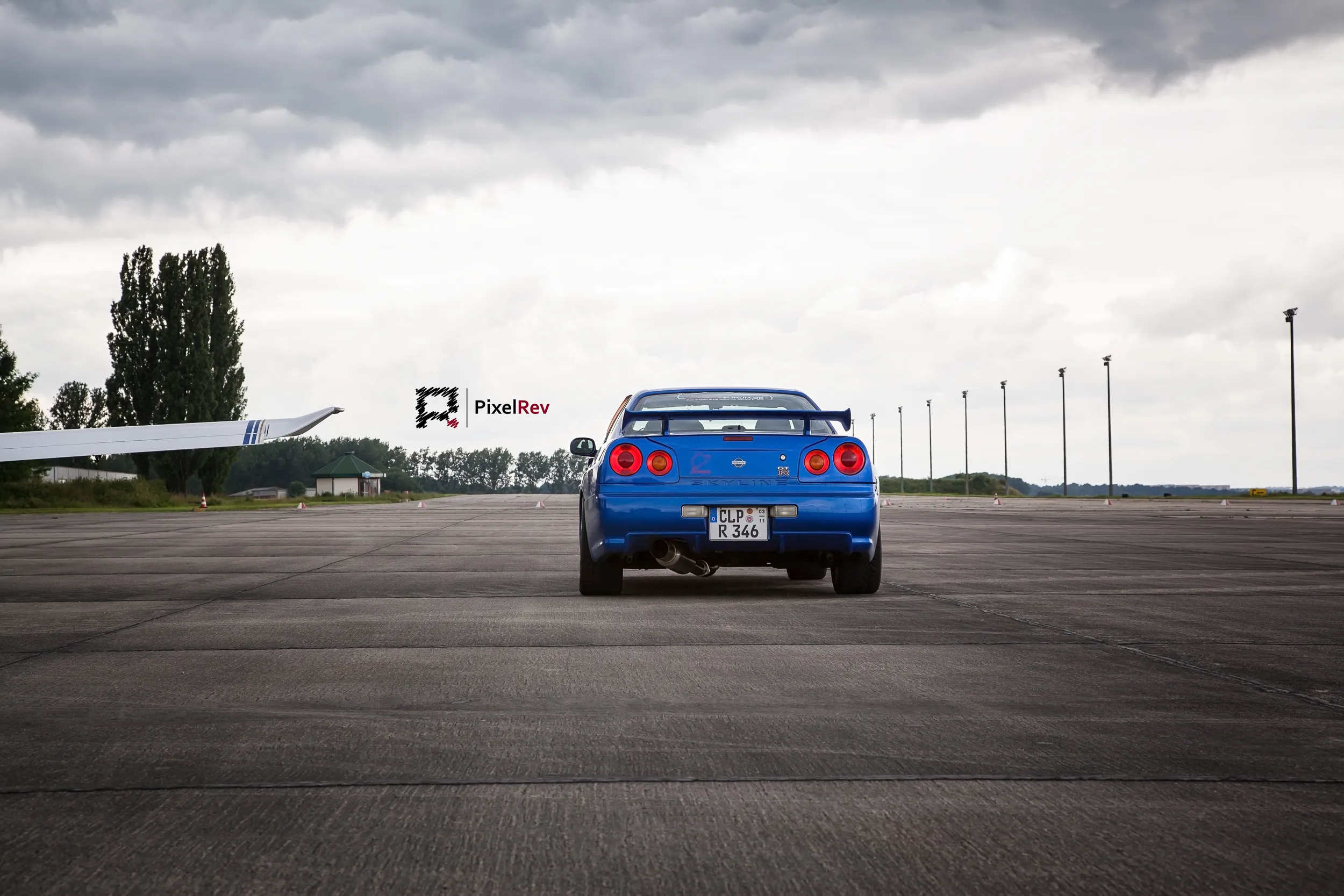 Heck des blauen Nissan Skyline R34 GT-R auf dem Rollfeld