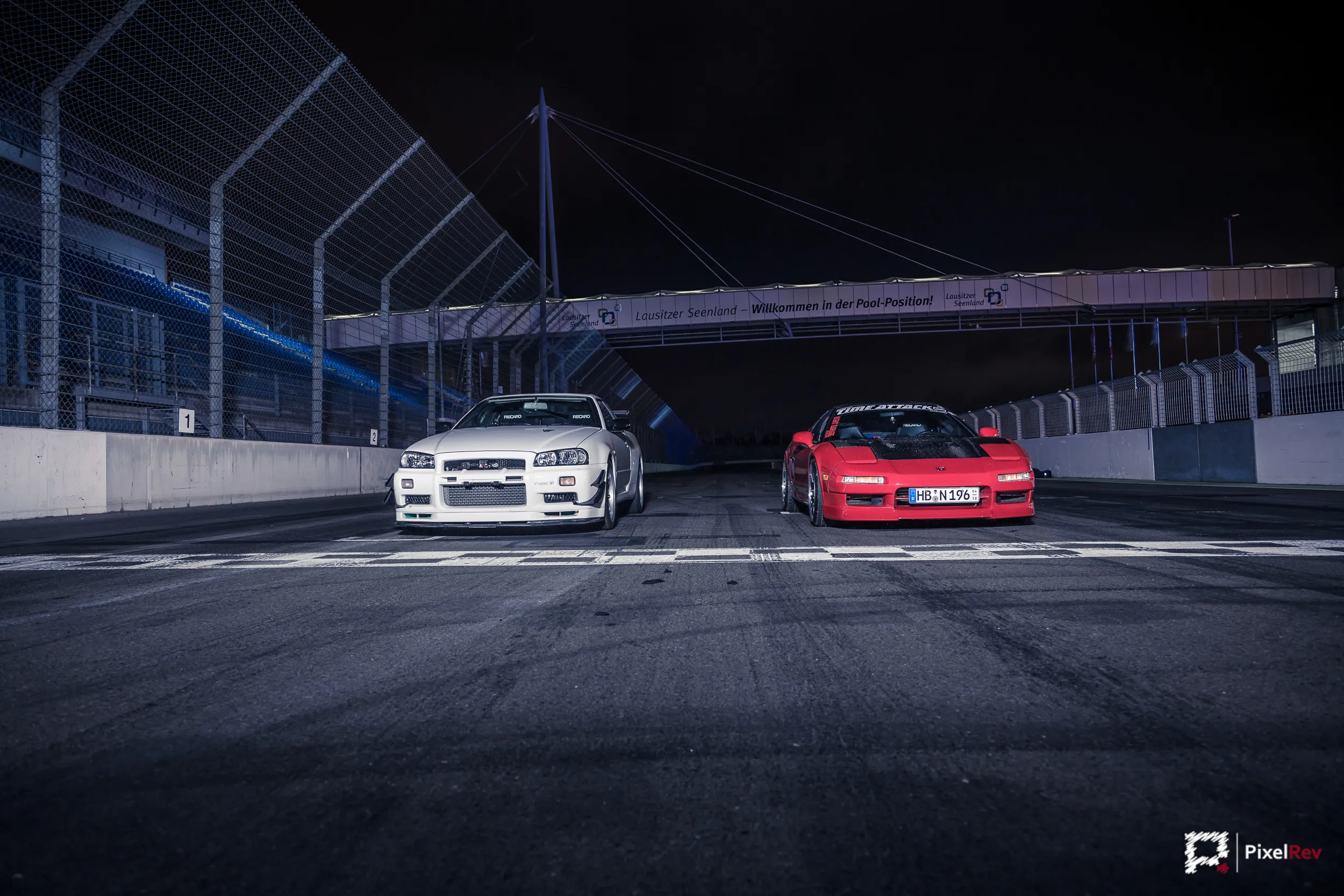 Nissan Skyline R34 und Honda NSX nachts am Start der Viertelmeile