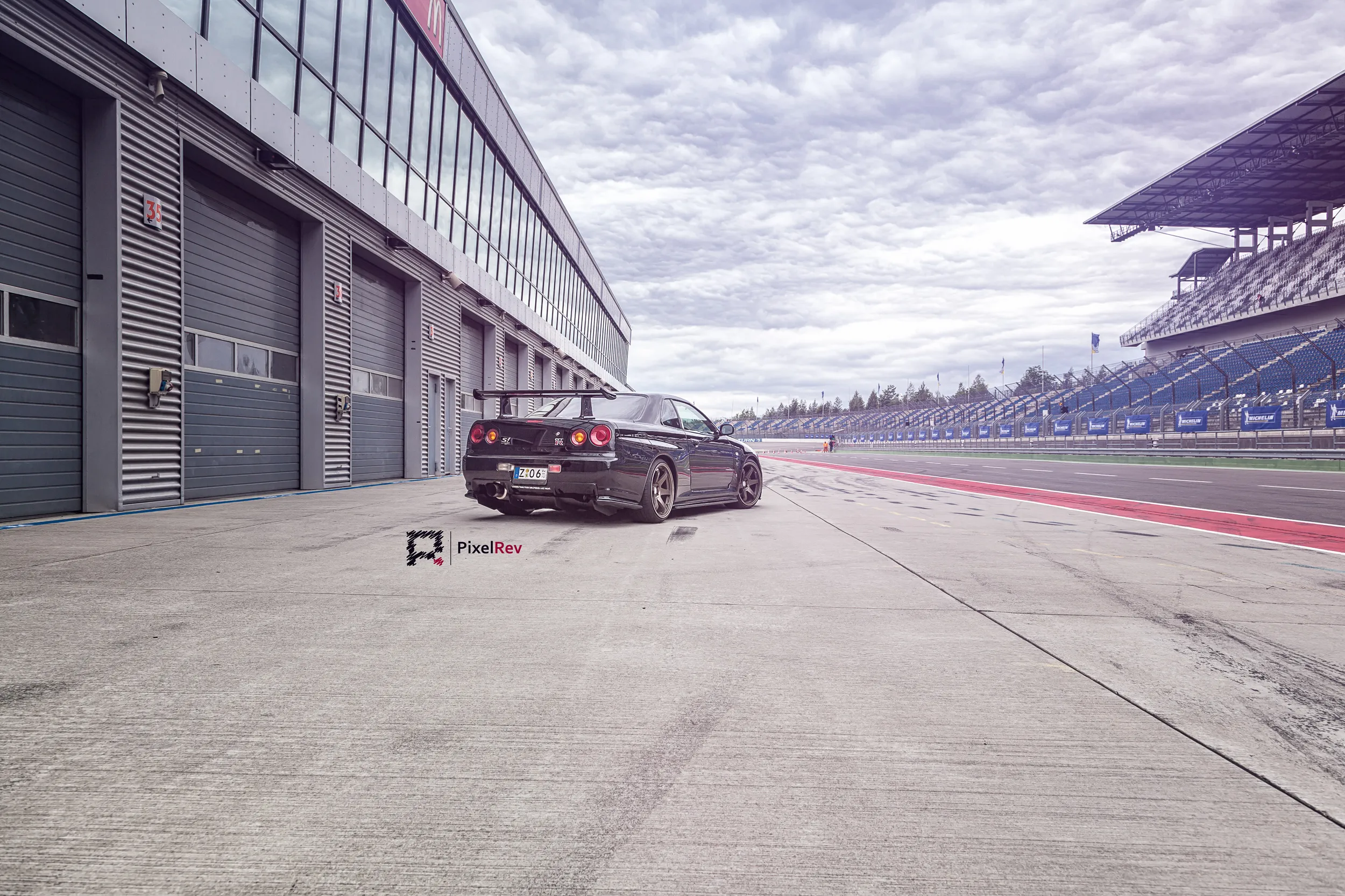 Schwarzer Nissan Skyline R34 GT-R Nismo Omori S1 in der Boxengasse am Lausitzring
