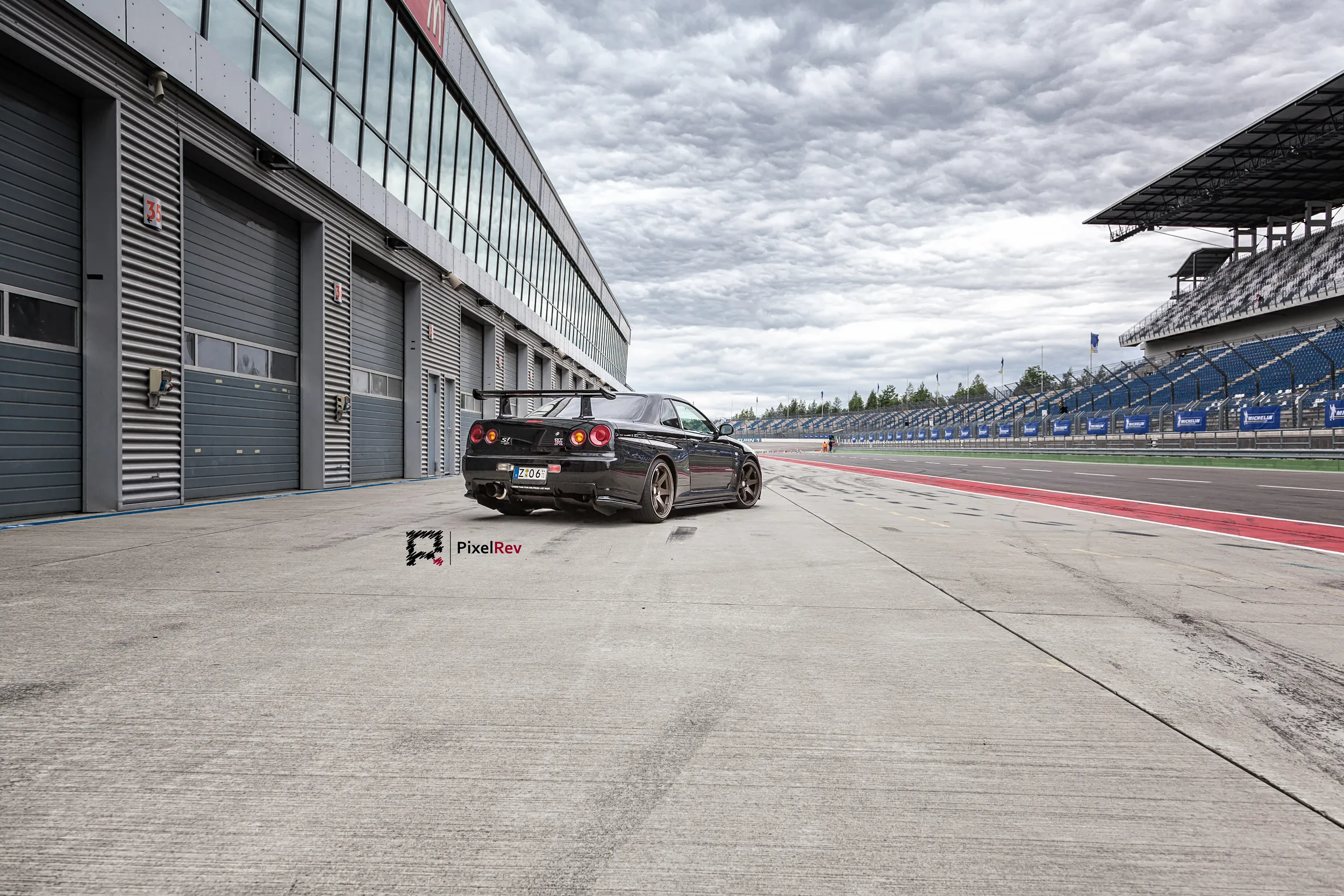 Schwarzer Nissan Skyline R34 GT-R Nismo Omori S1 in der Boxengasse am Lausitzring