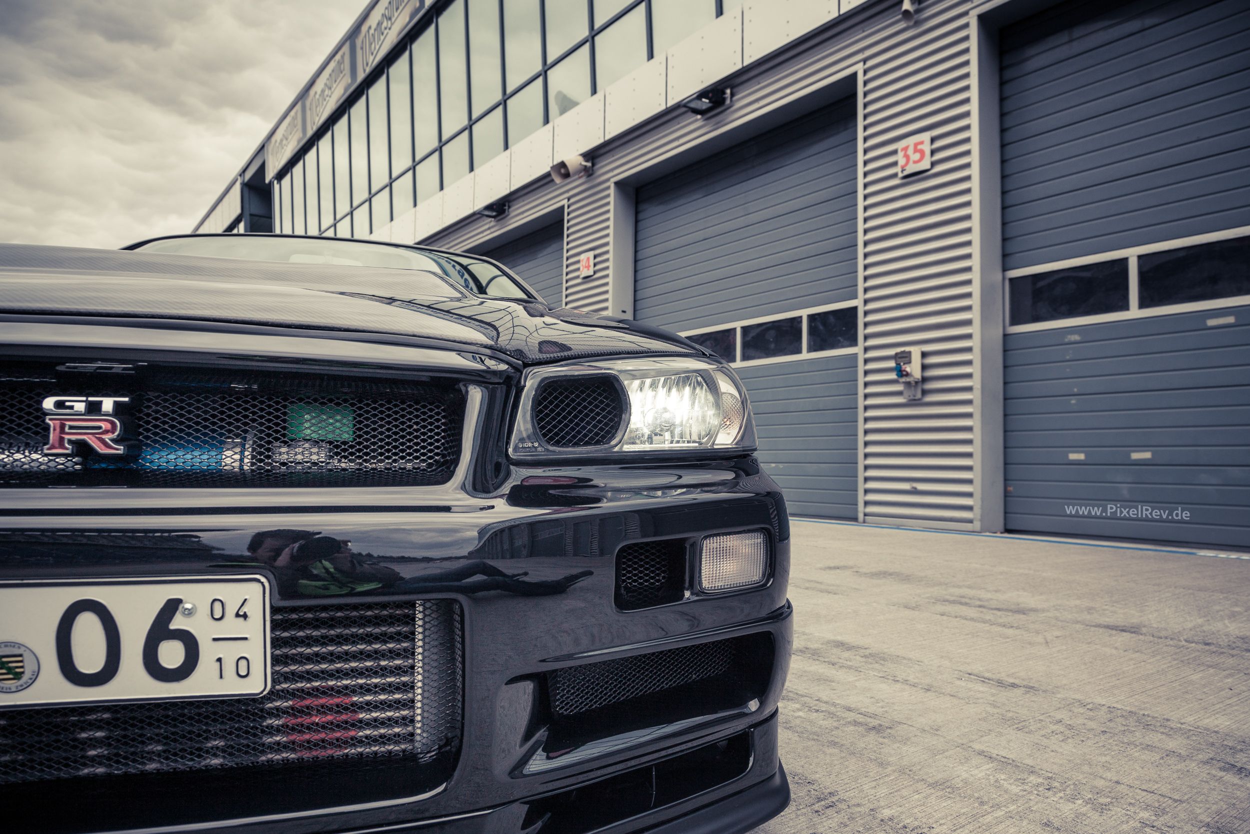 Front des Nissan Skyline R34 GT-R Nismo Omori S1 mit GT-R-Emblem, Detailaufnahme