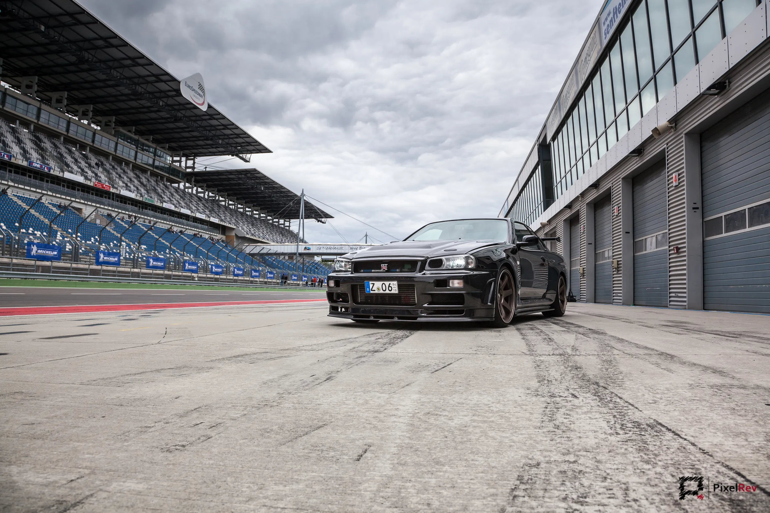 Nissan Skyline R34 GT-R Nismo Omori S1 vor der Tribüne am Lausitzring