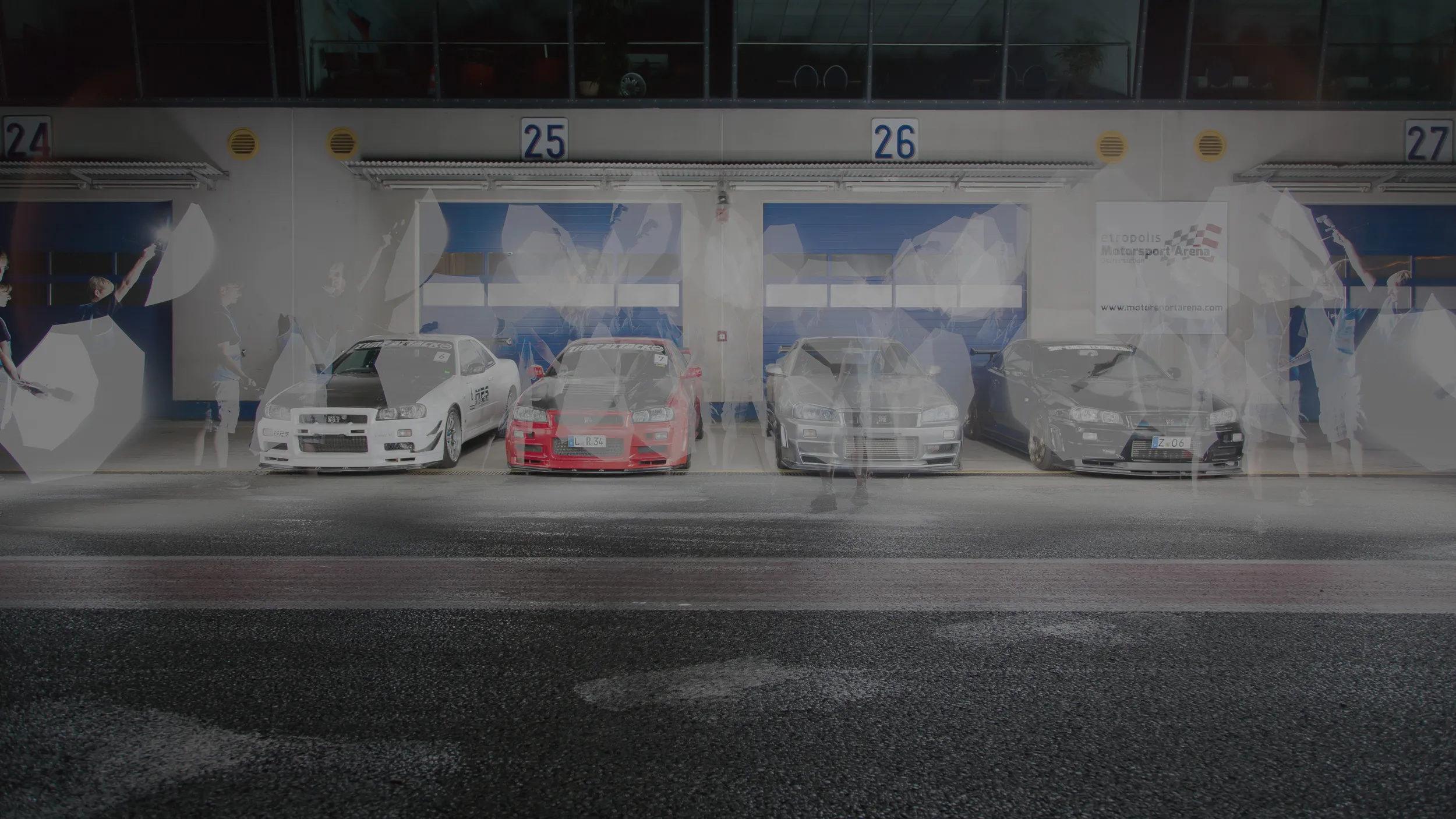 Stapelbelichtung von vier Nissan Skyline R34 vor den Boxen