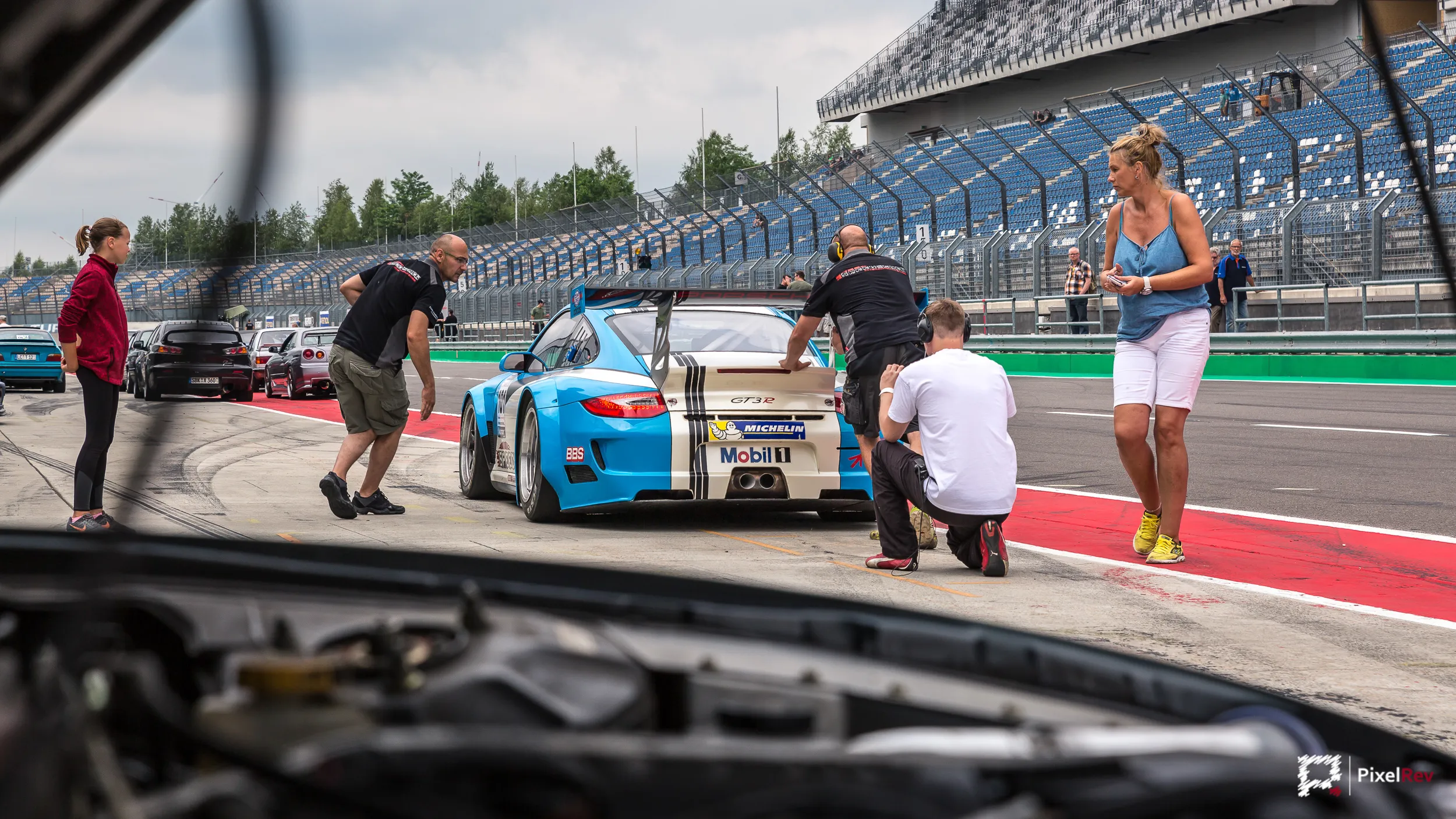 Porsche 911 GT3 Cup mit Team in der Boxengasse am Lausitzring