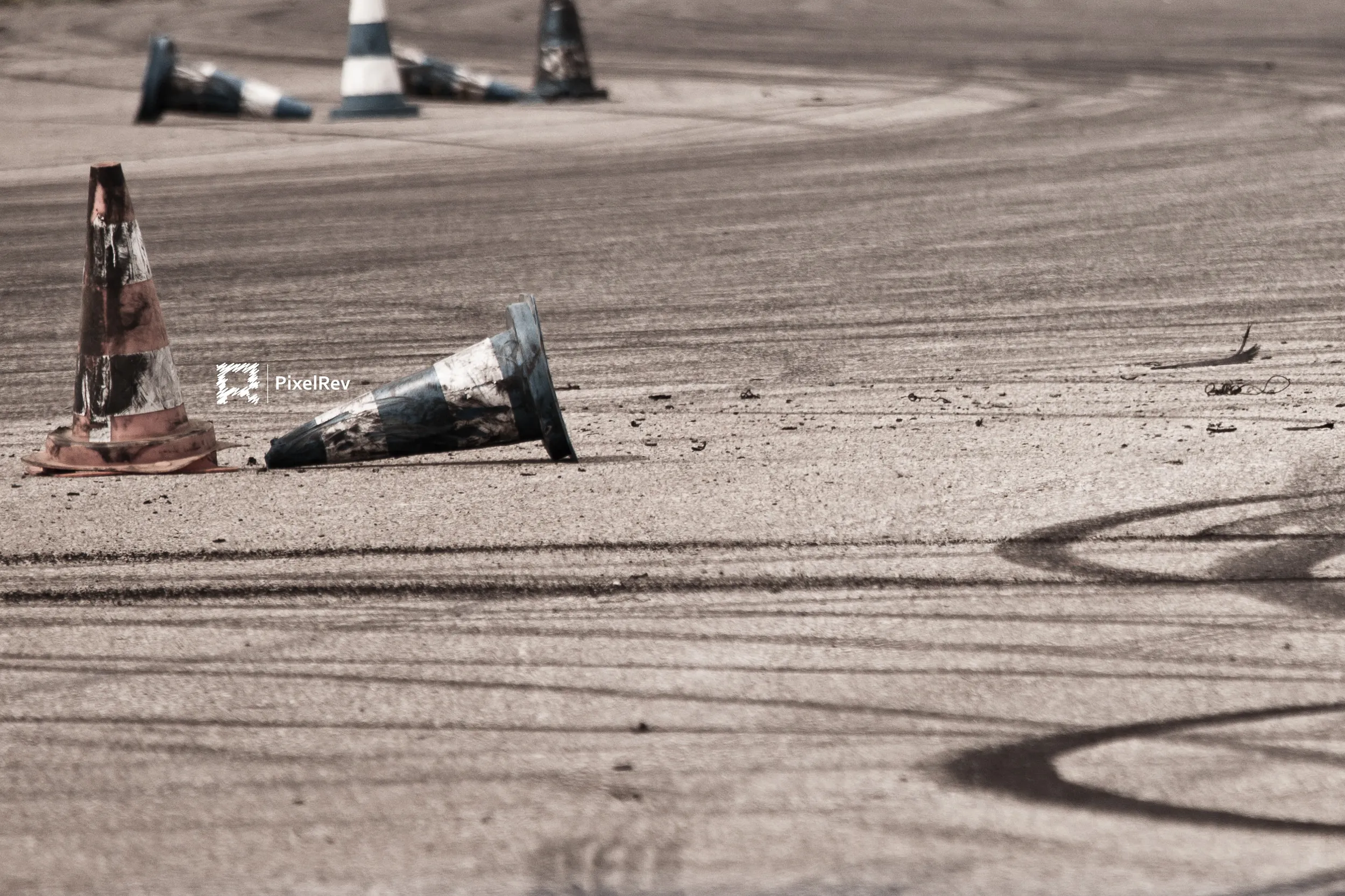 Umgefahrene Pylonen und Reifenspuren auf dem Asphalt beim Reisbrennen 2011 in Oschersleben