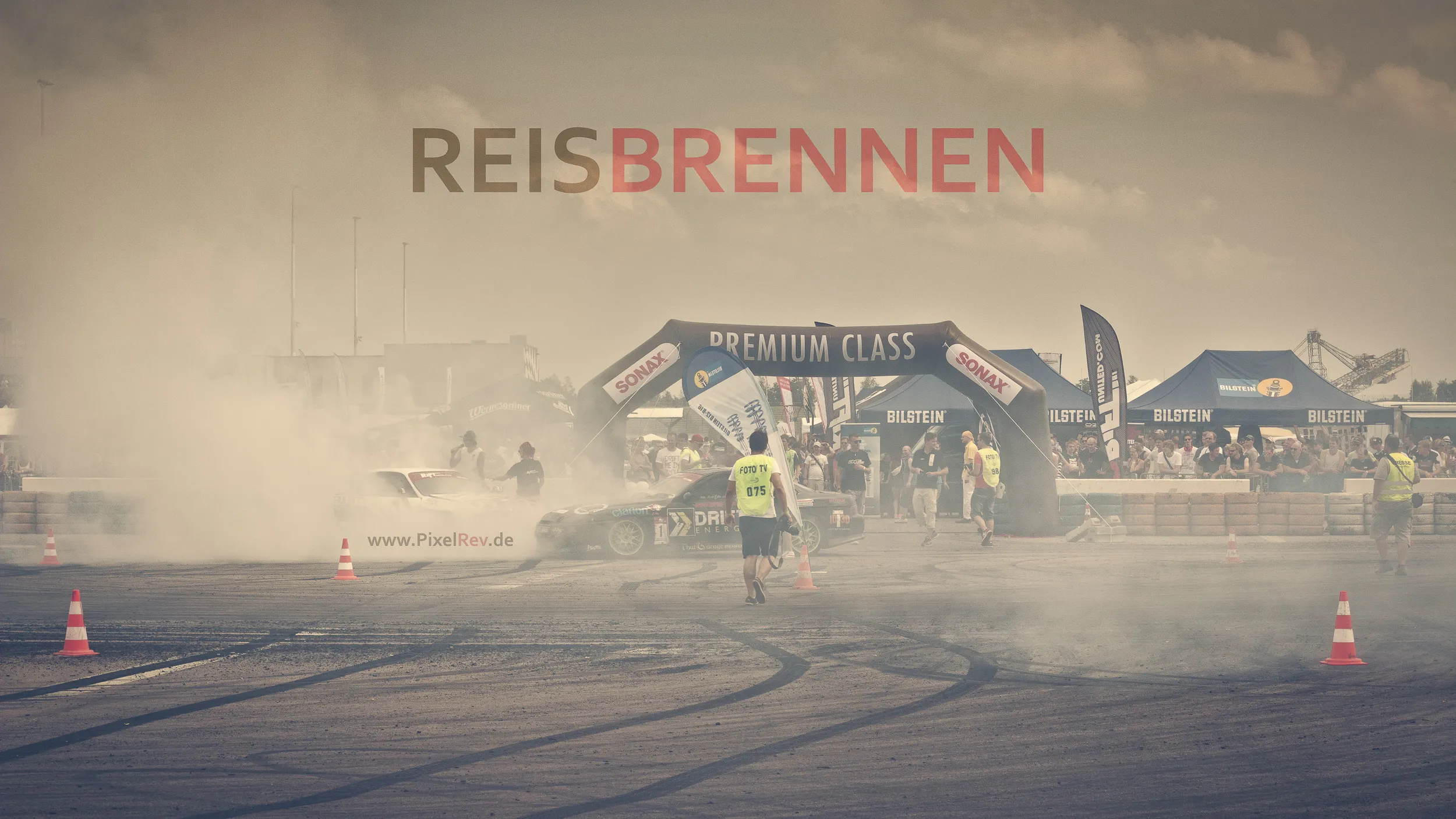 Driftshow mit Reifenqualm und dem Titel „Reisbrennen“
