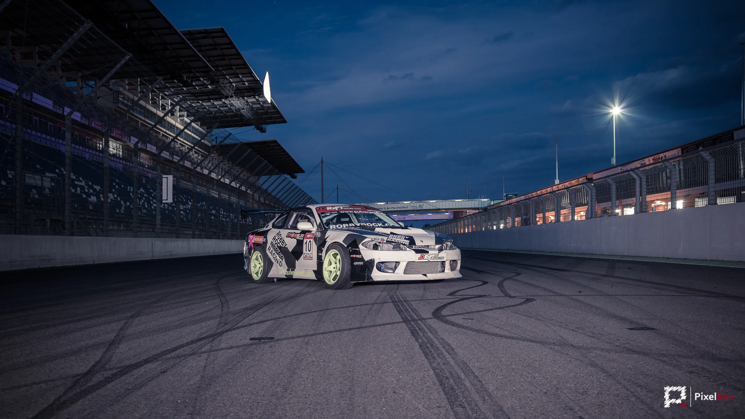 Front des Driftfahrzeugs von Robby Rock Racing auf der Strecke am Lausitzring