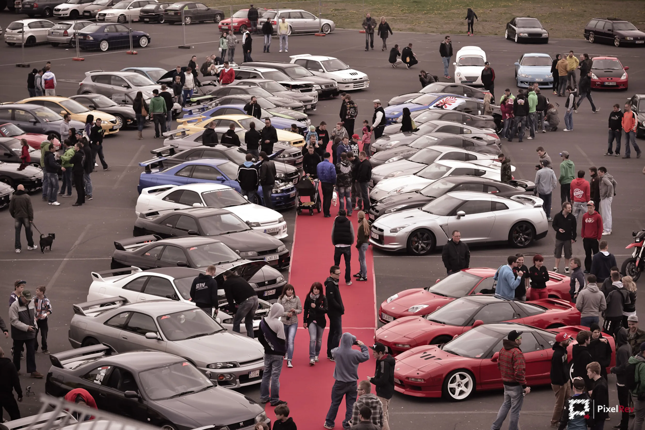 Besucher zwischen Nissan GT-R, Honda NSX und weiteren Sportwagen am roten Teppich beim Überfest 2013 in Döbeln