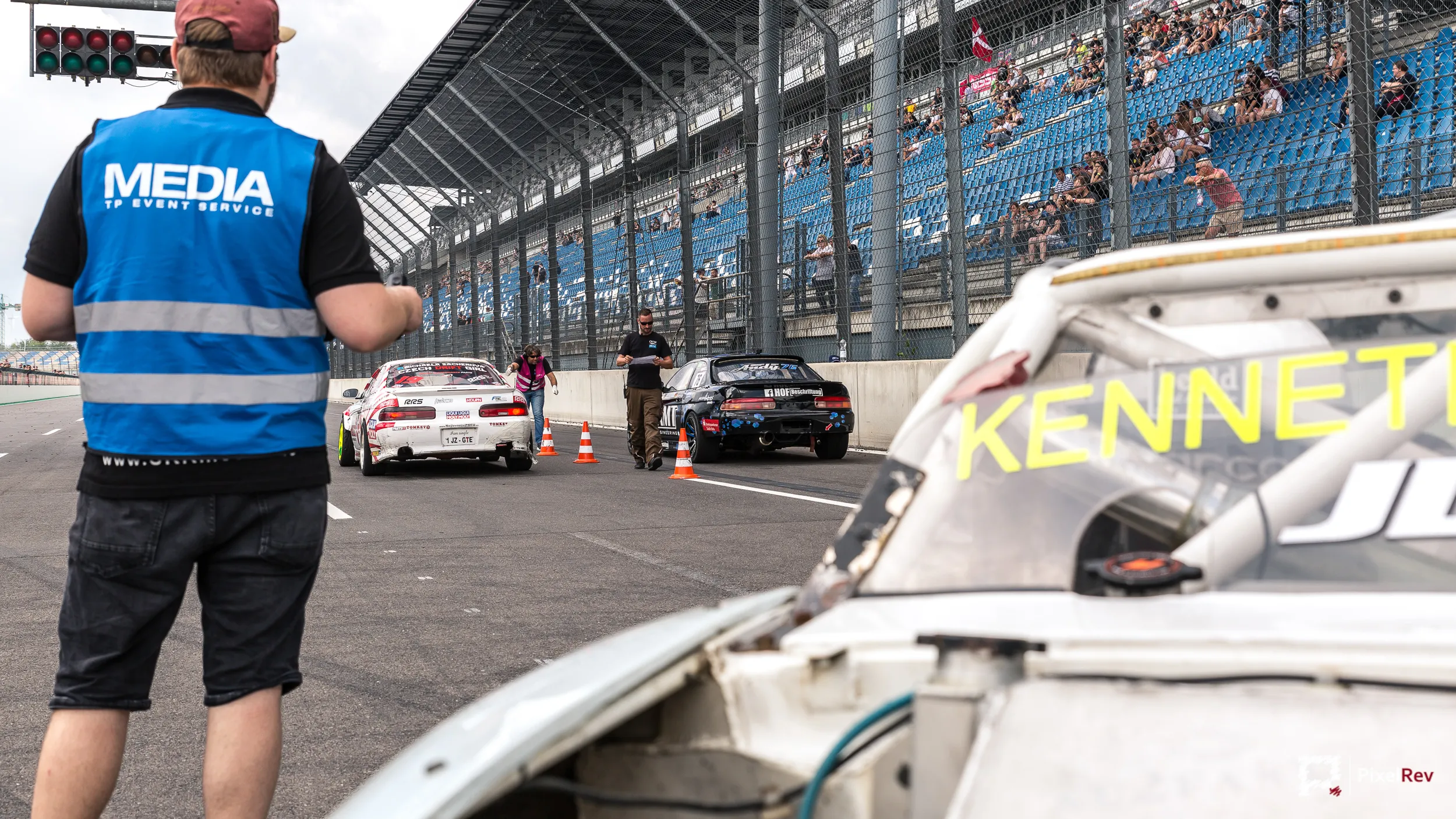Mitarbeiter mit Media-Weste in der Startaufstellung am Lausitzring