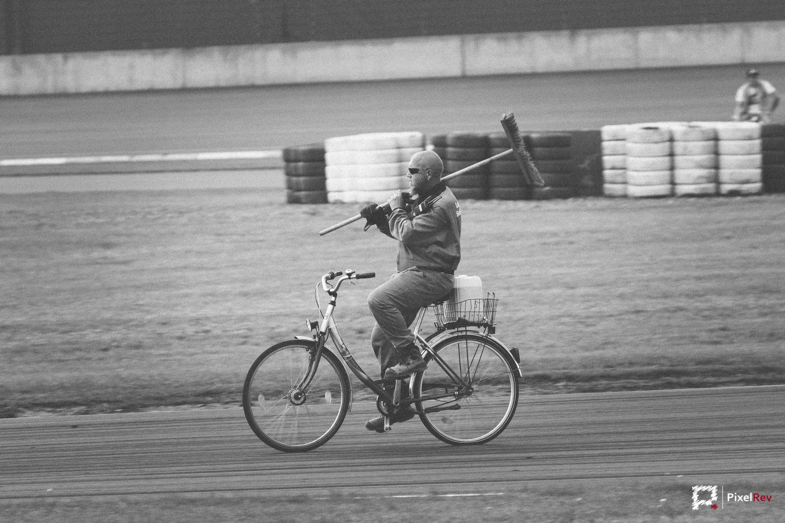 Streckenposten auf dem Fahrrad an der Rennstrecke, Schwarz-Weiß