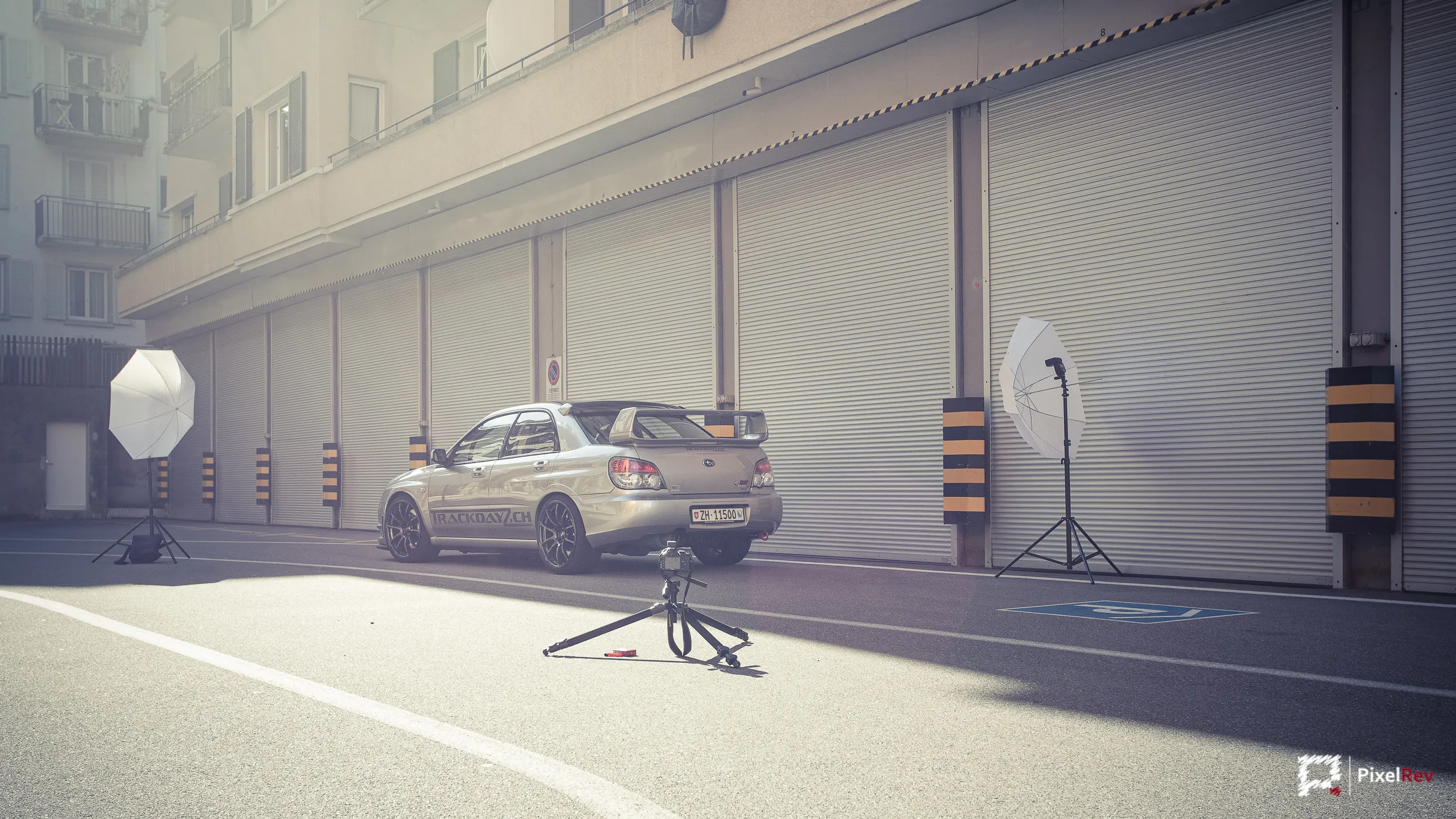 Making-of beim Shooting eines Subaru Impreza vor Rolltoren, ausgeleuchtet mit zwei Blitzschirmen