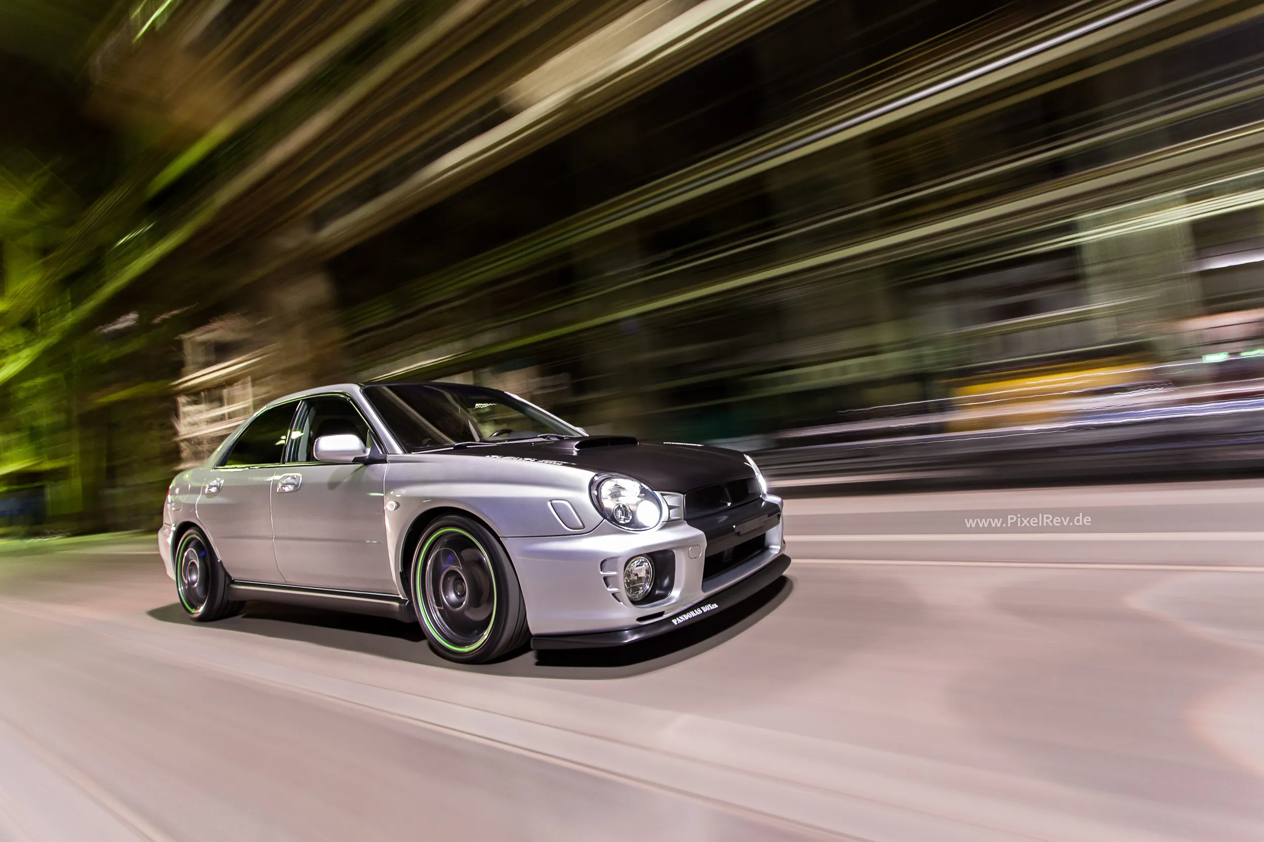 Silberner Subaru Impreza WRX STI mit Carbon-Motorhaube im Rig Shot