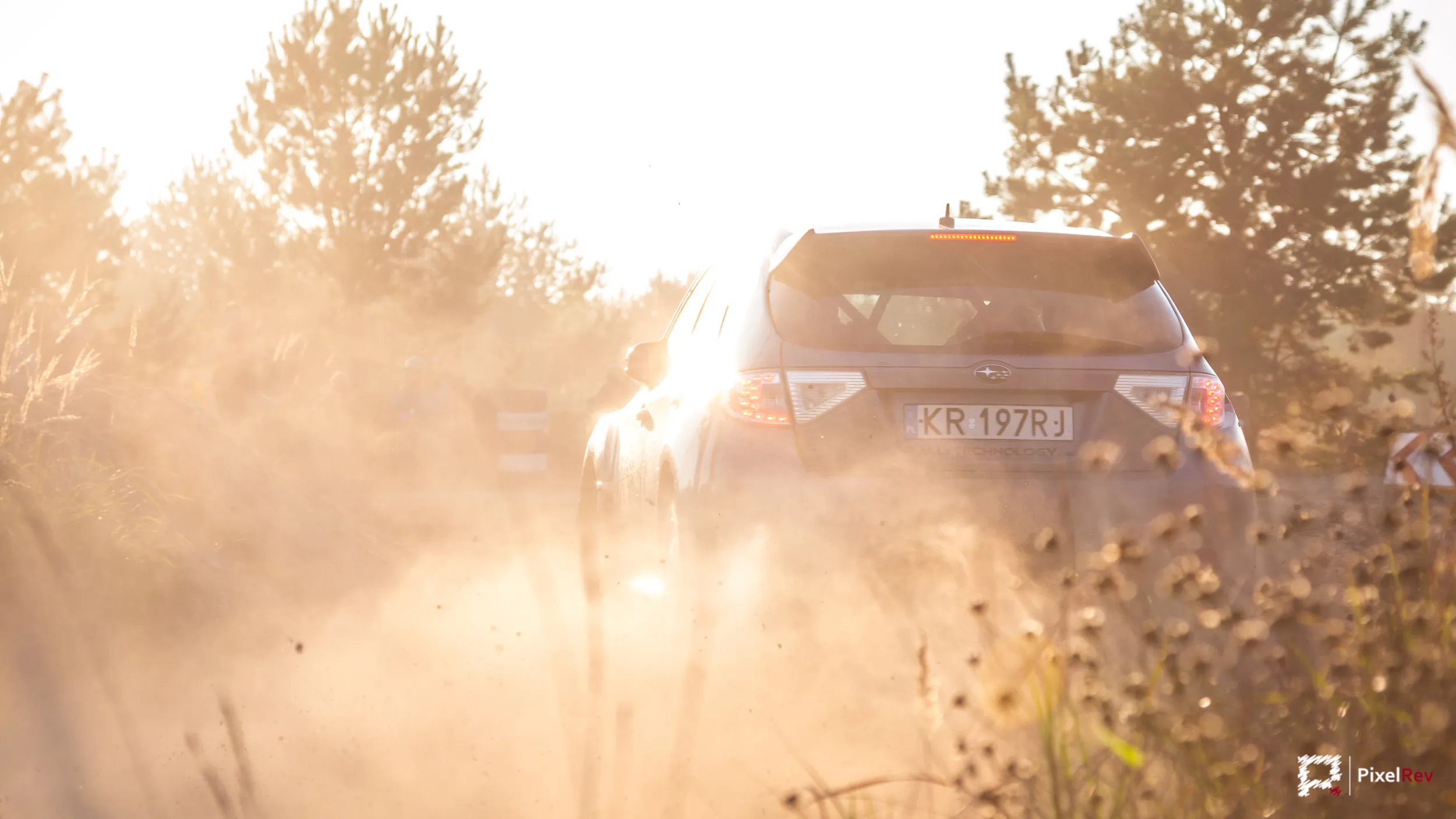 Subaru Impreza WRX STI in Staub und Gegenlicht bei der Lausitz-Rallye