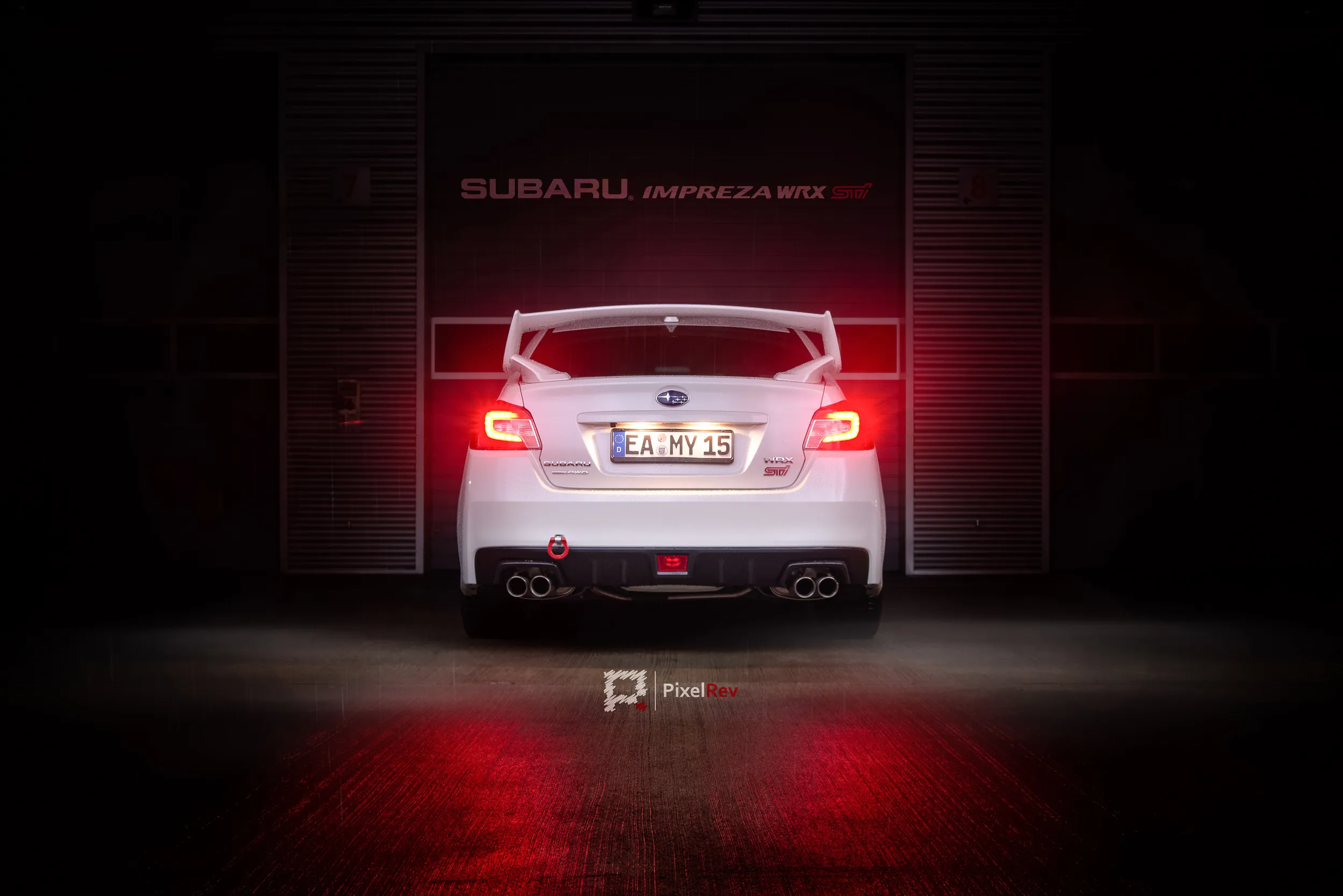 Heck des weißen Subaru WRX STI mit leuchtenden Rückleuchten bei Nacht