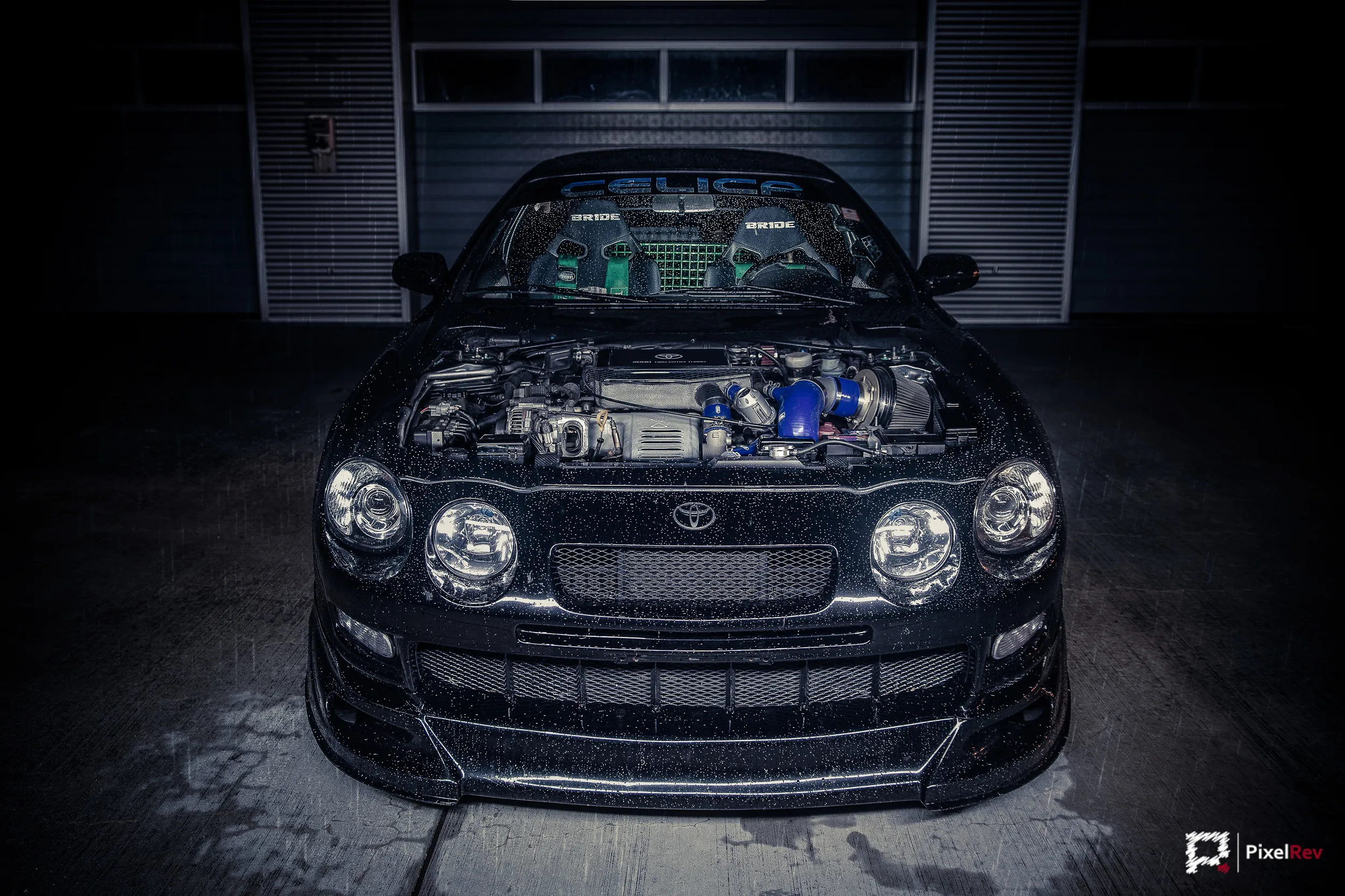 Schwarze Toyota Celica GT-Four frontal vor der dunklen Box