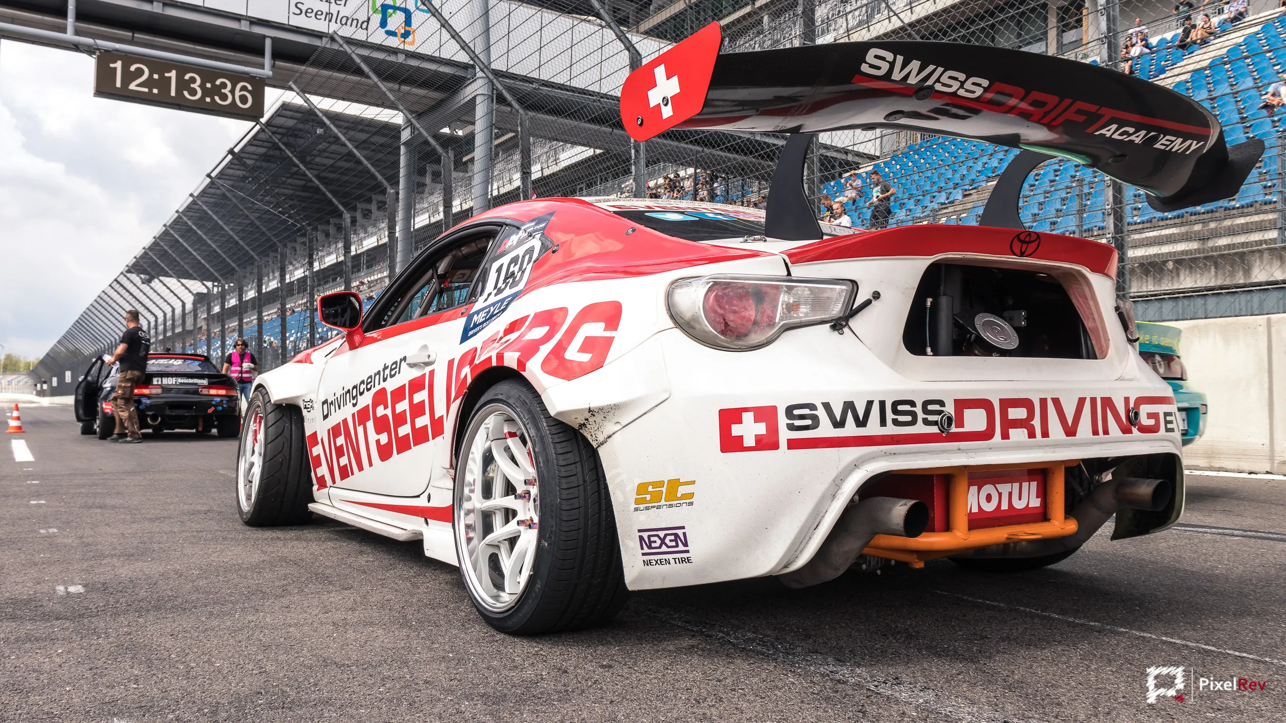 Toyota GT86 Driftwagen mit großem Heckflügel vor der Tribüne