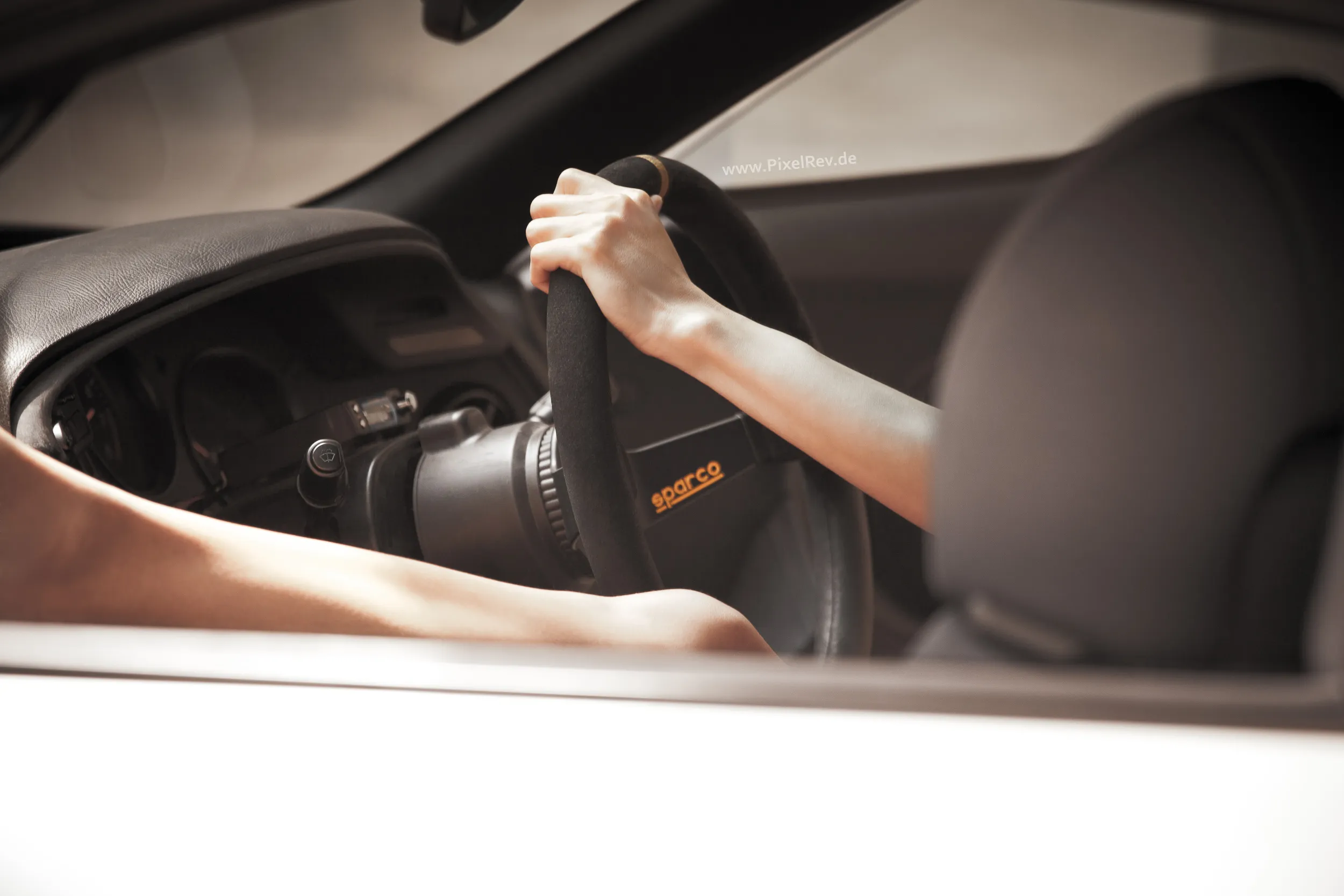 Hand am Sparco-Lenkrad im Innenraum des Toyota Supra