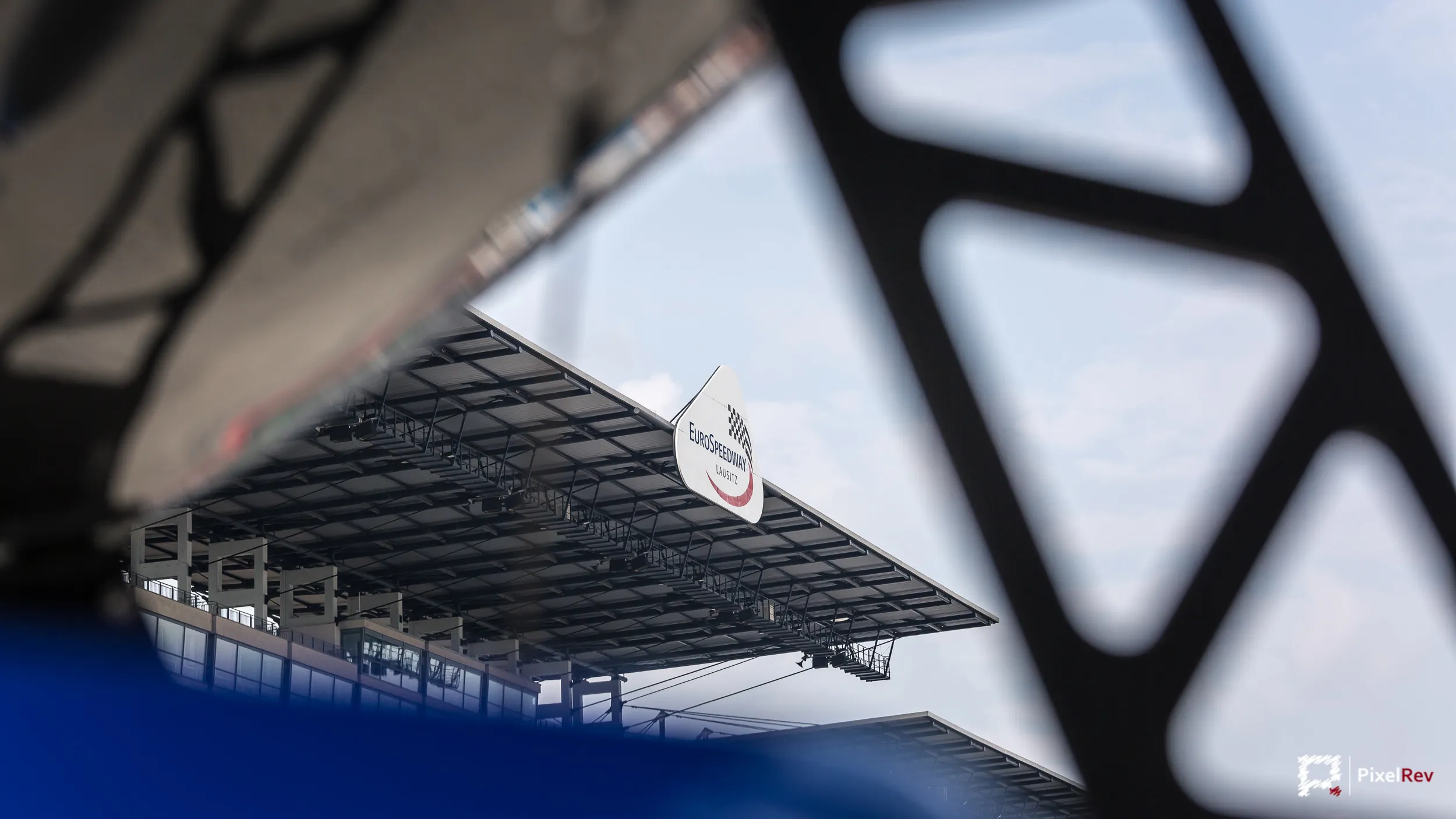 Blick unter einem Dach hindurch auf die Tribüne am Lausitzring