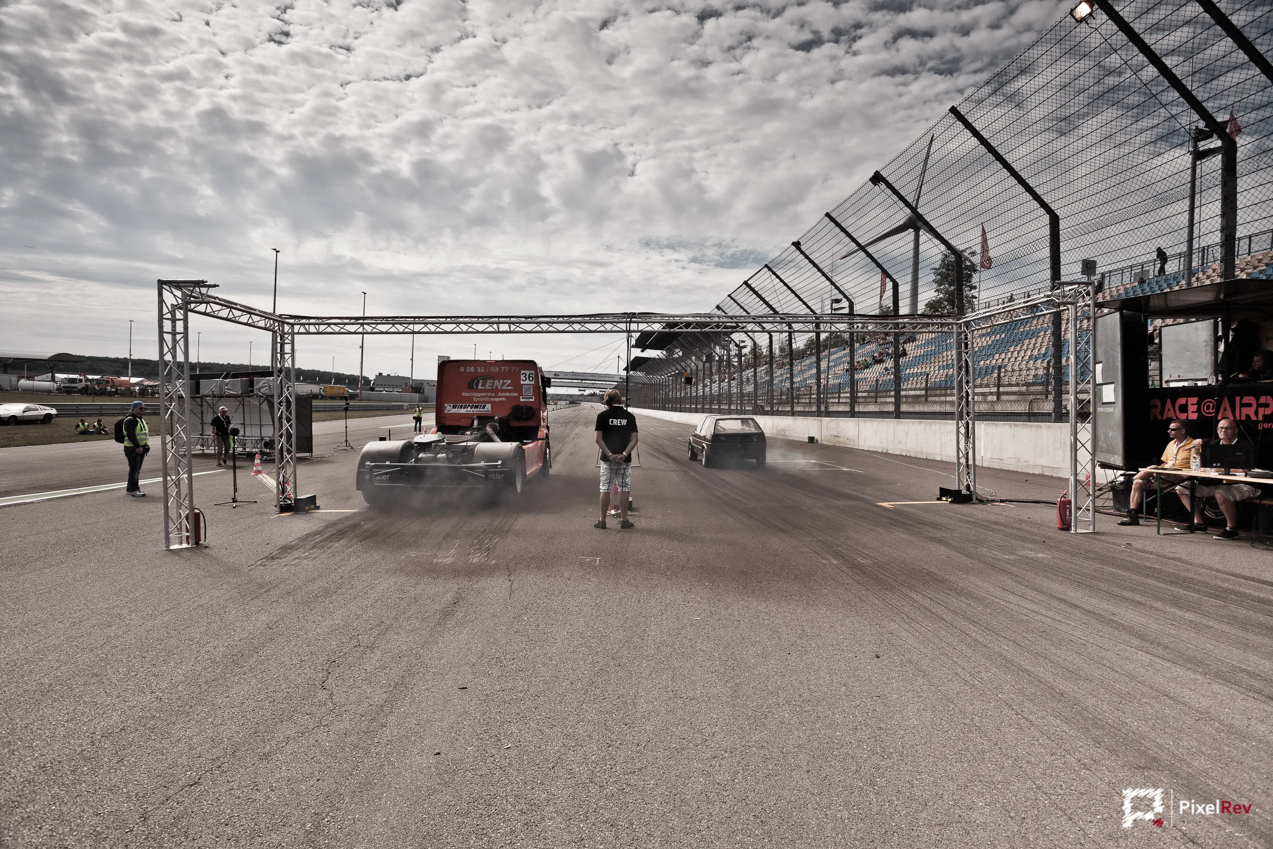 Startbereich der Viertelmeile mit Reifenqualm am Lausitzring