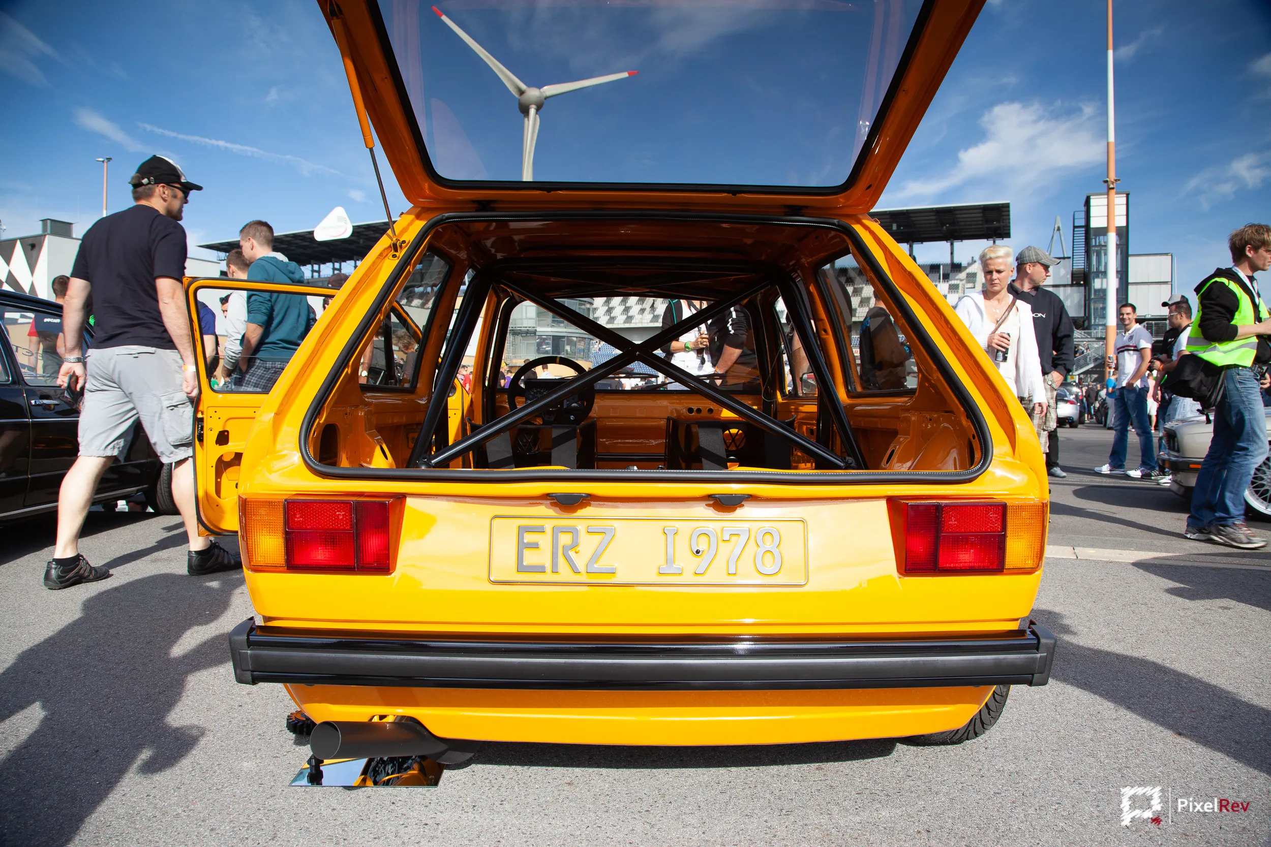 Gelber VW Golf 1 mit Überrollkäfig beim SPORT1 Trackday am Lausitzring